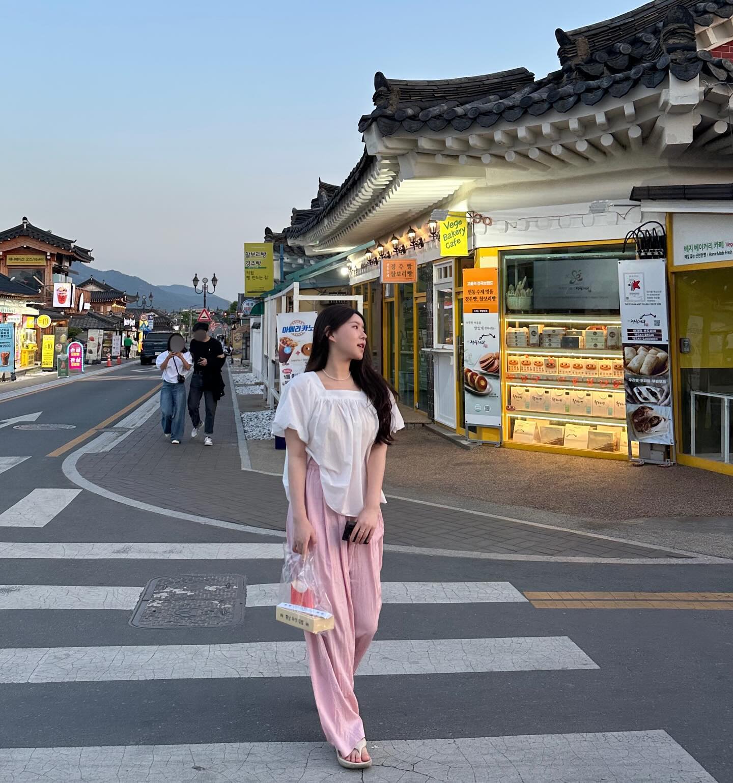 해질때 날씨도 시원했고, 우엉김빱 사들구 
귀여운 고먐미들 구경하며 황리단길걷기 행복해따 -! 🩷