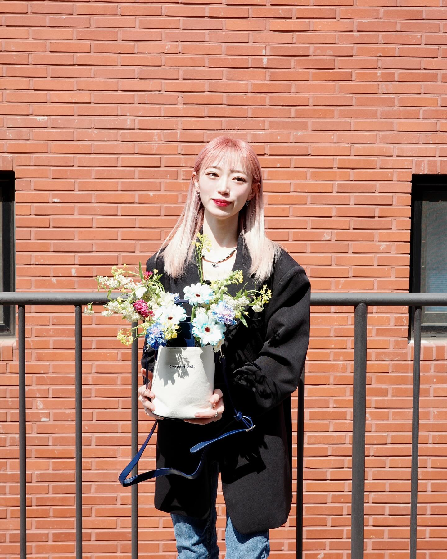 눈이 살짝 돌아있는..
집착광공 꽃꽂이 😈

#와릿이즌 whatitisnt__kr

#WHATITISNT
#BLOOMINGYOU

#와릿이즌우먼스 #와릿이즌플로리 #꽃꽂이수업 #원데이클래스
#데일리룩코디 #워크숍 #자켓코디 #봄옷코디 #탈색모 #탈색머리염색 #탈색머리 #셀피 #셀카그램