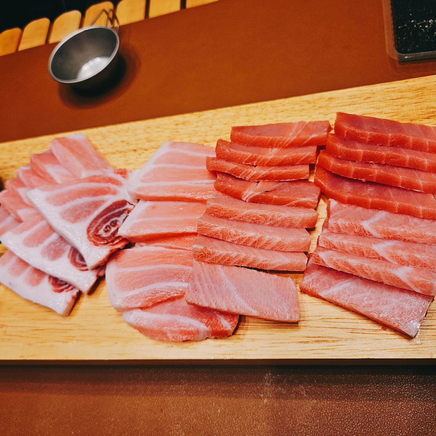 .
캠핑장에 참치 썰어먹ㄱㅣ~!🐟
부위별로 착착 썰어줘서 편하게 먹기만 했지요

오랜만에 만난 때지칸블이네
급으로 이번주 뭐해 아무것도 없어 컴온~! 
다들 격하게 PPPPPPPPPPPPP
알차게 2박3일 불태웠다

식폭행 제대로 해준 친구들의 요리 일기는 다음 피드로
먹부림 가득한 캠핑일기 얼른 풀을께요🤭

논산 장박지까지 달려와준 너희들 다음에 또 놀러와
kk_sj0414
kk_dw0217
