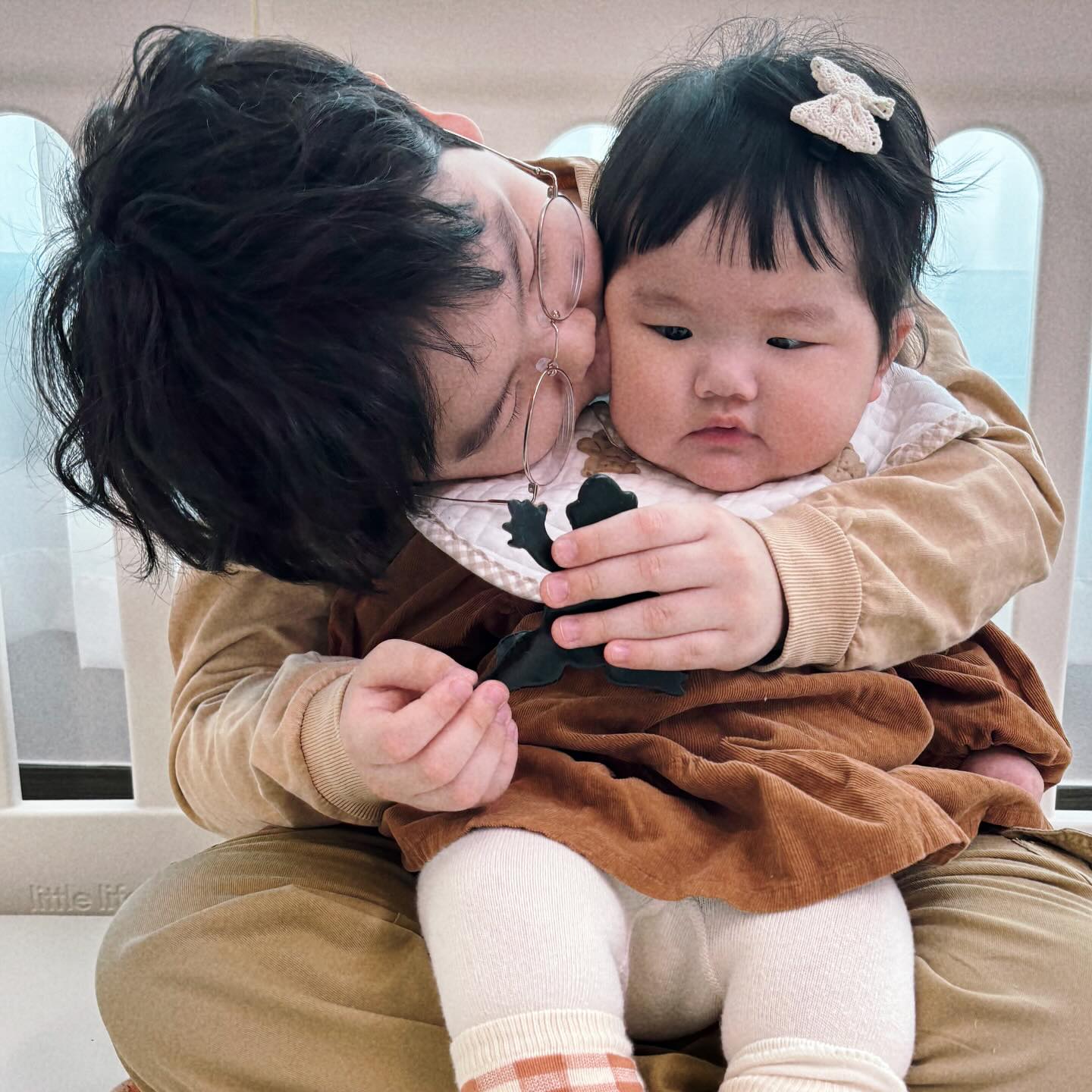 이유식도 시작하고 기어다니는 서아. 서후는 박찬호보다 심한 투머치토커. 엄마는 댄싱머신 아빠는 묵언수행