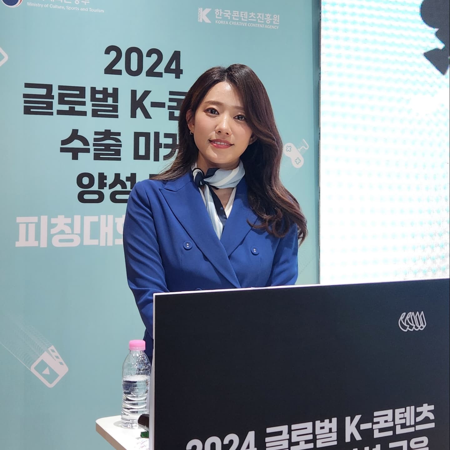 여러분을 세계로 훨훨 날려줄 승무원, 조하늘 입니다 (•̀ᴗ•́)و 
⠀
세계를 무대로 밝게 빛나는 우리의 이야기, K-콘텐츠의 지속적인 해외 진출을 지원하는
 '2024 글로벌 K-콘텐츠 수출 마케터 양성 교육'의 피날레로 #피칭대회 와 수료식이 펼쳐졌는데요. 
한국생산성본부에서 재섭외해주셔서 기쁘게 달려갔습니다 !! 
⠀
11월 29일은 또 제 생일이어서 맛있는 점심은 생일상 대신으로 먹었지요. 
⠀
피칭대회 내내 지치지 않고 서로를 환호로 응원하며 박수로 북돋아주던
교육생 여러분의 열정에, 그 열기에, 예쁜 마음에 저도 행복하고 에너지받는 시간이었어요.
현업에서 멋지게 날아다니길 응원할게요 🧡💛💜
⠀⠀
행사 : 2024 글로벌 K-콘텐츠 수출 마케터 양성 교육 피칭대회 및 수료식
일시 : 24년 11월 29일 🎂
주최 : 한국콘텐츠진흥원, 문화체육관광부
주관 : 한국생산성본부
장소 : 한국콘텐츠진흥원 홍릉콘텐츠인재캠퍼스 
⠀
_____________________________________________

메이크업받으면서 자꾸 스르륵 잠에 빠져서
이겨내려 했으나...눈 떠보니 샤라랑✨️
마법을 부려주신 정민쌤 ㅎㅎ
헤어까지 깔끔하게 완성되서 자신감 업업 !! 👍
⠀
⠀
💄M : 정민 이사님
cocomika_jm
👩‍🦱 H : 소은 부원장님
cocomika_soeun
코코미카 cocomika_wed 
⠀
혜택은 한국방송진행자연합
kfba_official 
_____________________________________________
