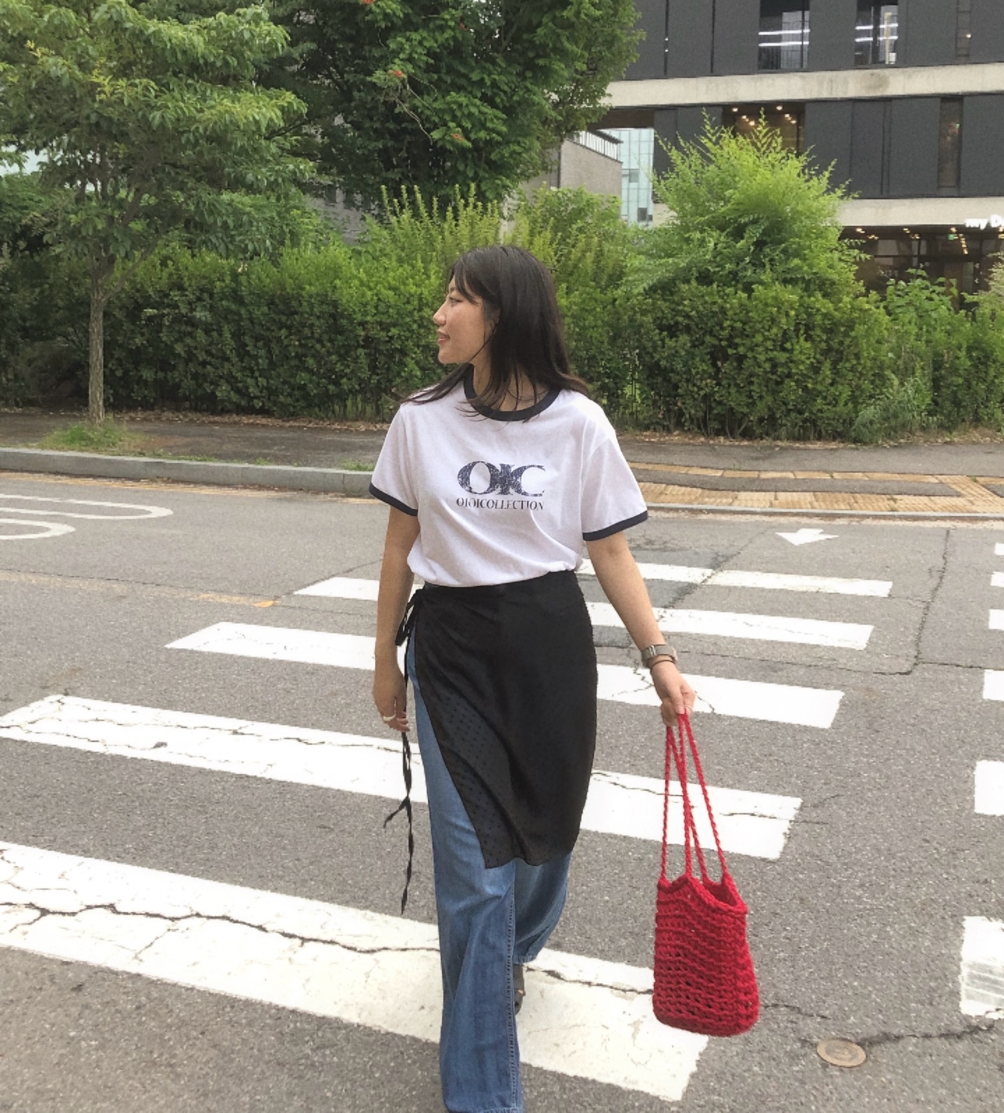 올 여름 링거티 없는 사람 누구~❓

티셔츠 대표맛집 오아이오아이컬렉션에서 신상 링거티가 나왔어요•••스테이시가 화보에서 착용했던 아이템들이라 그런가 링거티 입자마자 되게 힙해지고 5살 정도 젊어진 느낌이에요? 
세미 오버핏이라 여기저기 활용하기도 좋더라구요-

오아이오아이컬렉션 데일리 링거 유니 티셔츠는 오늘! 7/1일부터 무신사에서만 단독 공개중이니 구경가시죠 ̵ ̀ ̗♡ ̖ ́ ̵

#AD #오아이오아이컬렉션 #OIOICOLLECTION #반팔티 #링거티 #여성반팔티 #데일리룩