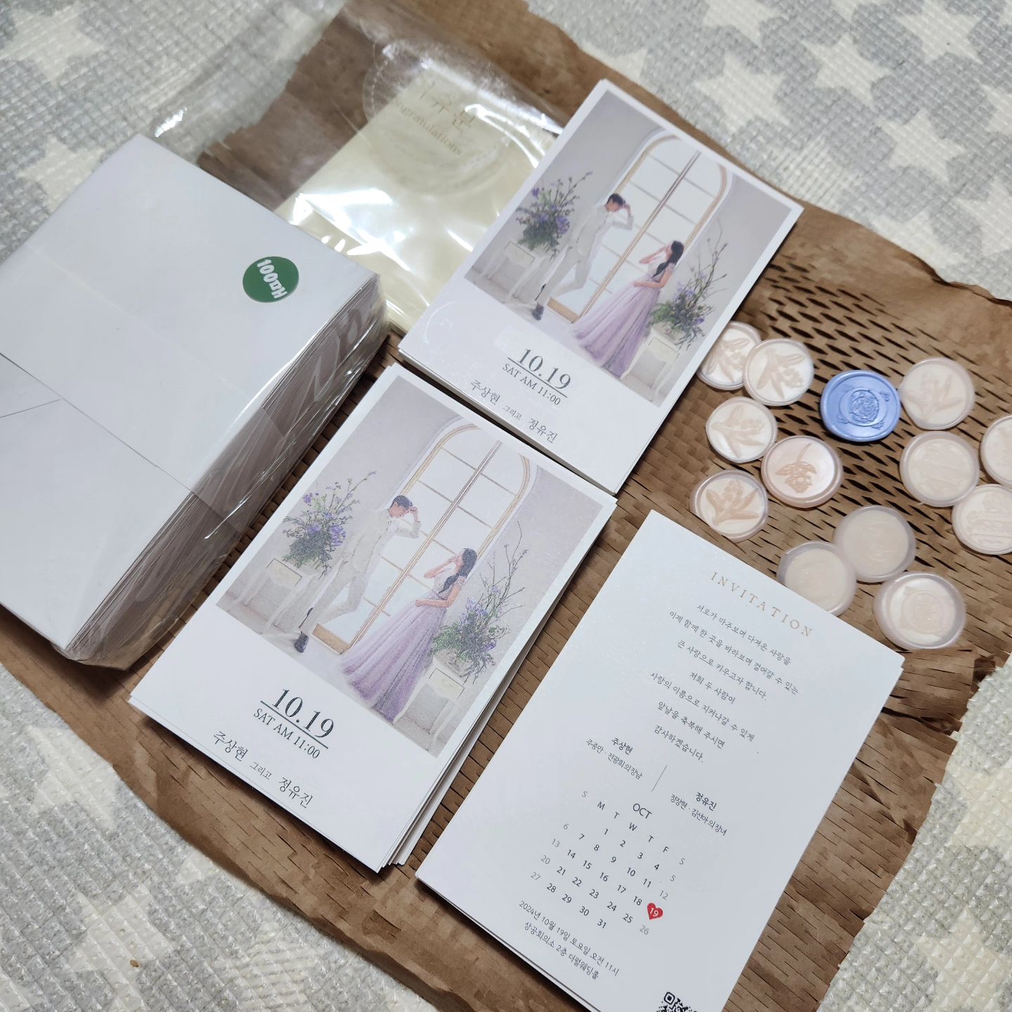 #디어유카드 #청첩장 #청첩장추천

이번에 ❝디어유카드❞에서 #포토청첩장 을
받아보았습니다😍

사진도 한참 고민하고
제작 맡기는 과정에서 용지선택이나 디자인도 고민고민하다가 나온 결과물!!

생각보다 깔끔하고 이쁘게!
글구 귀엽게 잘 나와서 넘넘 만족스러워용🩷

인쇄도 이상없이 이쁘게 잘됬구
누구보다 빠르게 제작해주셔서 더욱 그뤠잇👍👍

이게 주문 체계가 잘 잡혀있어 그런지...
제작 속도가 어마무시하게 빨라서 놀랬어요!!

그렇다고 퀄리티가 떨어지냐 물으면? No!!
퀄까지 좋구 여유분 서비스까지 챙겨주시는 센스❤️

여유분은 봉투 색도 다르게 챙겨주신..💛

서비스로 챙겨주신
실링왁스 스티커도 넘 이쁜거 있죠😍

✔️다양한디자인
✔️빠른제작
✔️모바일 청첩장 큐알코드도 생성 해주심
✔️여유분&서비스

모든게 넘 갓벽한 디어유카드...✨️✨️

청첩장 찾아다니시는 #예신 #예랑 이들은
디어유카드 살포시 추천해봅니당👍👍