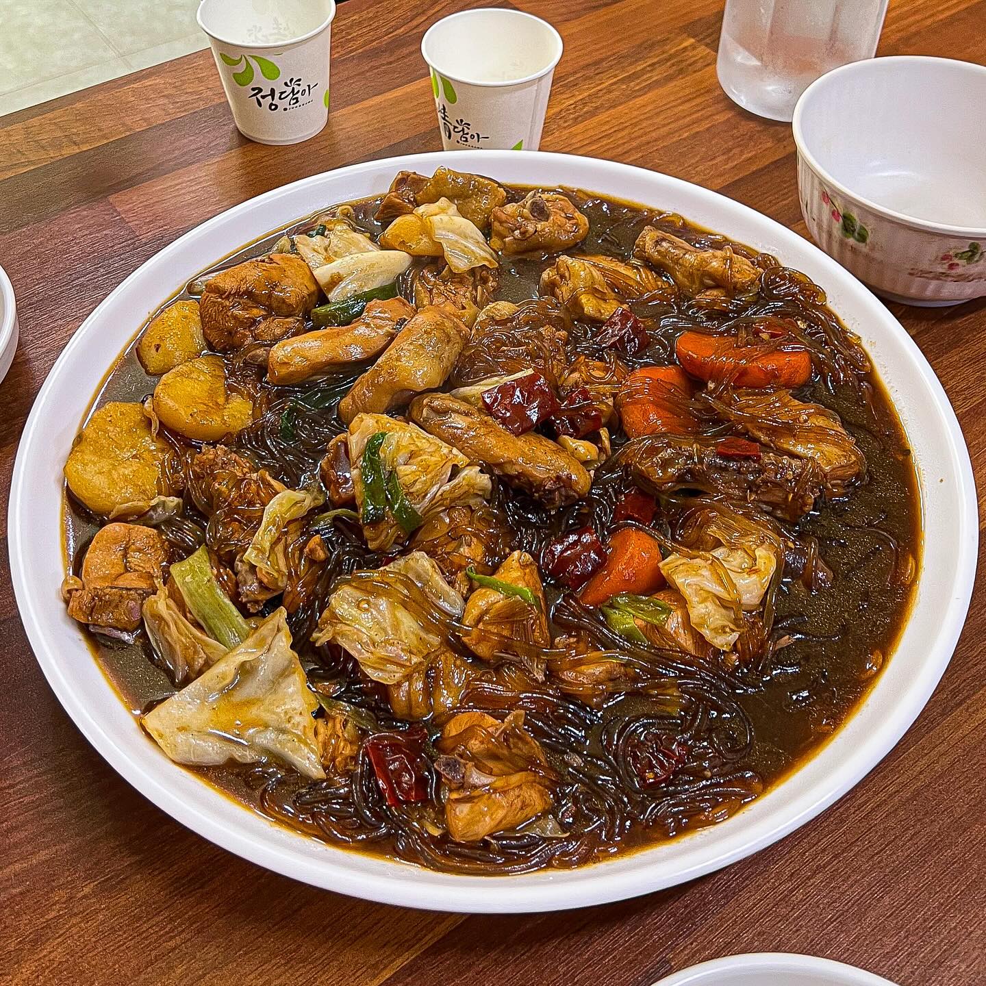 ⠀
안동 다녀온김에 올리는 안동맛집 모음집~
니 맘에 드는거 한개쯤은 있겠지ㅋㅋ
⠀
⠀
1. #장수찜닭 

제발 안동가서 찜닭좀 먹지말래도 찾는 사람들이 있다, 그렇게 말려도 먹고싶다면 장수찜닭으로, 이모 당면많이 국물많이 간 세게 해주세요! 라고 말하면 됨, 사실 찜닭보다 쪼림닭이 더 맛있음.
⠀
⠀
2. #안동고을

안동 전체에서도 손꼽는 단골집, 얇게 썬 육회의 경쾌한 식감, 기가막히게 들어맞는 간도 딱이다, 이외에 아롱사태수육이나 오징어무침도 매우 훌륭함, 새벽 세네시까지 운영해서 술 들이붓기 좋다.
⠀
⠀
3. #캔플라이치킨버거

롸카두들을 롤모델로 삼았다해서 뭐 얼마나 했겠나 싶었는데 롸카두들(신) 만큼은 아니더라도 인간계에서 어줍짢은 버거집들은 압살가능한 퀄리티, 사실 두번째 다녀온건데 발전하는게 느껴짐, 맛있읍니다.
⠀
⠀
4. #올때족발사와

마늘하면 의성, 의성 출신의 사장님의 특제 마늘소스 + 40년 가까이 족발집을 운영한 어머님의 노하우 = 지림, 숙소로 배달, 포장도 좋겠지만 8시만 넘어도 족이 떨어지니 서두르면 좋겠다.
⠀
⠀⠀
5. #솔송이구이

분명 옛날엔 동네 작은 고깃집이었는데 이젠 규모가 좀 커진 양념 갈매기 전문점, 내가 어릴때부터 동네에서 꽤나 날리던 집이었고 갈매기 양념 여전히 좋고 특히 닭발 같이 구워먹는게 기가막힘 햐..
⠀
⠀
6. #홍초불닭

한때 전국체인으로 이름을 날렸지만 본사가 망하고 전국에 열댓개 남짓 남은 브랜드, 안동점은 이미 소스를 자체개발해서 10년이상 성업중, 경북권에선 안동에만 있고 꽤 맛있으니 가보면 좋을듯.
⠀
⠀
7. #초목실내포차

추억보정 아니고 돼지주물럭은 이집 따라 올 자가 없는듯, 안주로 먹고 남은 양념에 밥볶으면 극락, 급식시절 이게 먹고싶어 밥만먹고 갈게요~ 꽤 했다, 튀긴 것 마냥 바삭하고 매콤달콤한 닭발도 맛남.
⠀
⠀
8. #명가숯불갈비 

너무 고기만 나오는거 아닌가싶어도 어쩔 수 없음, 매콤단짠단짠 양념이 기가막히는 돼지갈비찜은 밥 세공기 먹을건지 소주 세병 마실건지 갈등때리게하는 요물, 그리고 시레깃국 맛집ㅋㅋ
⠀
⠀
9. #안동서울막창

다른 메뉴 없이 막창, 딱 막창 한놈만 조지는 집, 더 충격인건 된장찌개도 밥도 없다, 야장에 앉에 막창 요리조리 잘 굴려 막장찍어 소주 한잔 넘기면 갈매기살이고 뭐고 생각도 안난다야~
⠀
⠀
10. #옥야식당

마지막은 안동 유일(?) 전국구 유명세를 가진 식당 선지국 전문점 옥야식당, 요즘 발걸음이 좀 뜸해졌지만 그래도 이집만한 곳이 없어 종종 찾는다, 점심장사 쳐내고 솥에 물붓기 전인 오후 1시쯤이 가장 맛있다.
⠀
⠀
⠀
#왕프로안동

#안동맛집
#안동맛집추천
#안동맛집지도 
#안동맛집투어
#안동여행코스