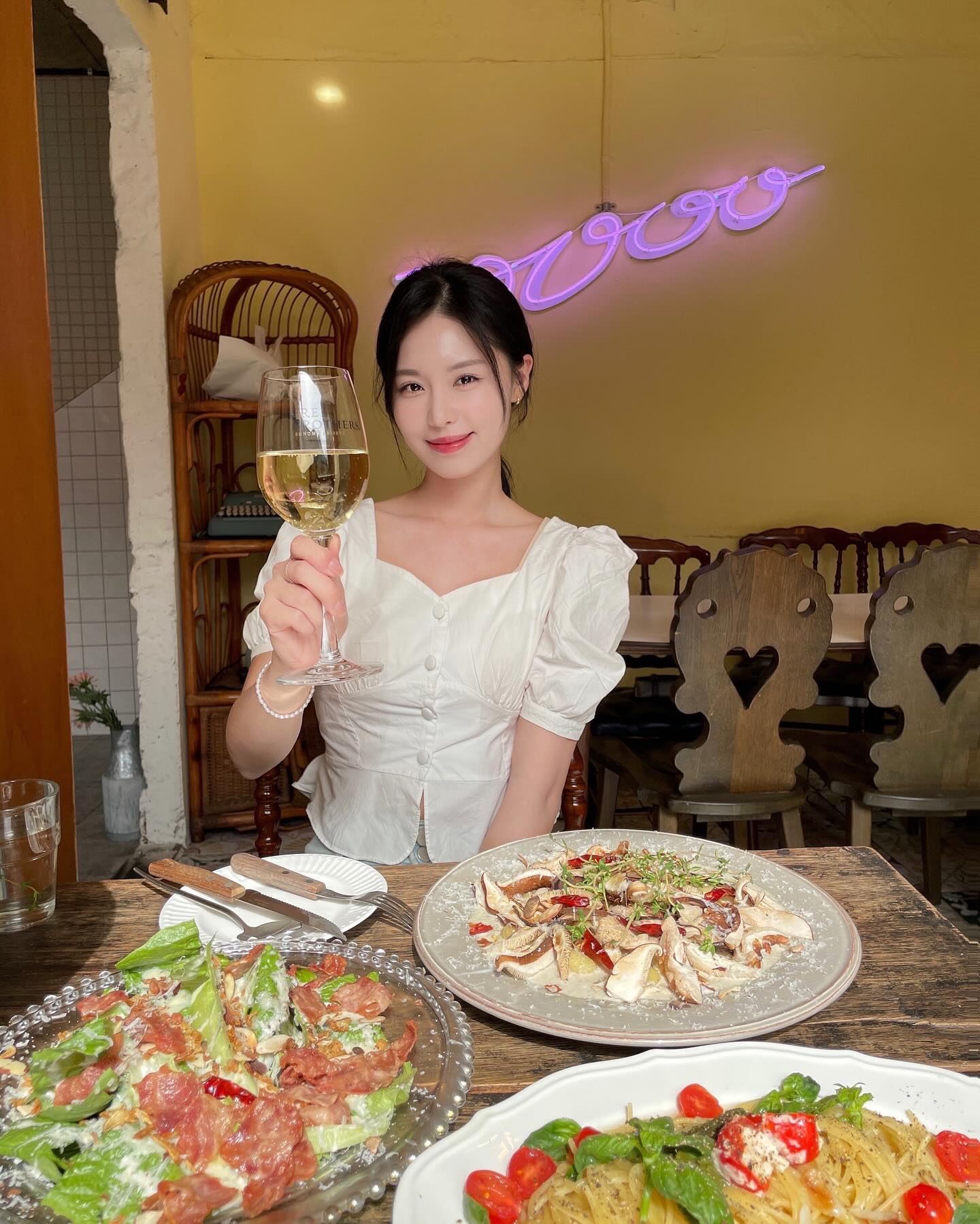 날씨 좋은날 상수 나들이☀️👒✨#mz샷 

뇨끼 처음 먹어봤는데 🫢 너무 맛있쟈나~!
바질 파스타의 바질 향과 토마토&크림치즈에 감격🥹
아니 베이컨이랑 야채가 이렇게 맛있었던 거였냐구여,, 🥹🥹
여기에 화이트 스파클링 달달한 와인까지 먹으니 
정말 완벽하게 행복한 시간 보내고 왔오요🍷💓

이 글 쓰는데 침 나오네요.. 또 먹구 싶어!!😋
진짜 치즈, 느끼한거 싫어하는 입맛 까다로운 친구가 인정한 맛집,,👍

곧 신메뉴 출시된다고 하셨는데 곧 또 가야겠어요!
다들 정말 여기 맛 봐야해요🥹💖 
오늘의 #저메추 

#상수맛집 #이응이응이응이응 #홍대맛집 #상수 #홍대브런치 #맛집 #상수와인 #상수파스타 #홍대파스타 #홍대와인