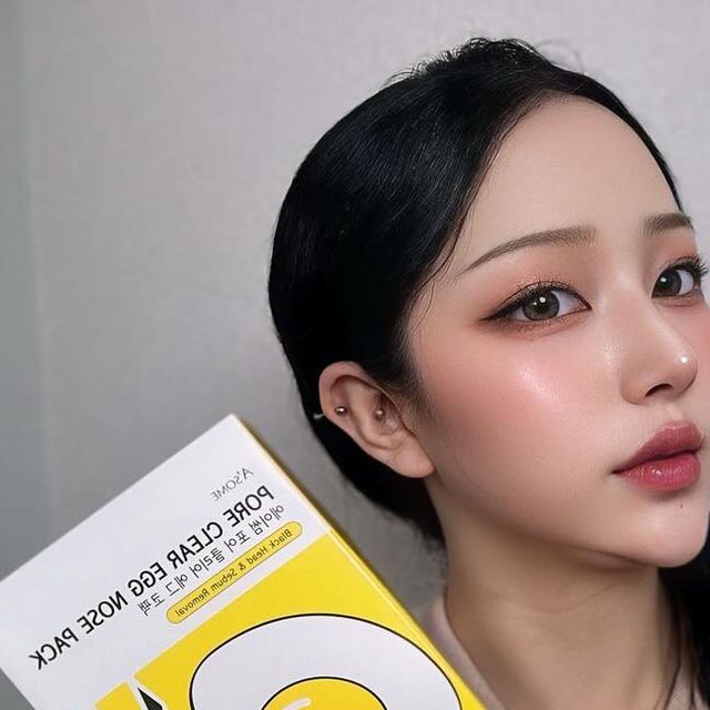  민주 on Instagram: "#협찬 ✨에이썸 포어 클리어 에그 코팩 세트(30매+세럼15ml)✨

코의 피지는 제거하지 않고 방치하면 모공도 넓어지고 산화가 되어 거뭇해지는거 아시죠?! ᩚ 

이런분들께 추천드려요 ✨

🫧코팩 사용 후, 모공 케어까지 확실한 코팩을 찾으시는 분

🫧쉬운 사용으로 틈틈이 피지 관리를 해주어 깨끗한 모공 유지를 원하시는 분 

🫧피지가 굳어서 모공을 막기 전에 미리 예방하고 싶으신 분 

🫧피지 제거부터 모공수렴까지 한번에 관리하고 싶으신 분 

🫧오랫동안 관리가 안되었거나 피지가 시원하게 안 뽑히시는 분

🍃난황추출물 함유로 피지 및 모공속 블랙헤드 제거를 한번에!

🍃어떤 코모양에도 들뜸 없는 밀착시트!

🍃모공전용 애프터 케어 세럼으로 모공수축 및 진정효과까지!

🍃이 제품은 대용량이라 걱정없이 사용할 수 있고 민감피부도 안심사용 가능해요! 같이 증정되는 세럼으로 후 관리까지 완벽하게 해보세요 :) 

#협찬 #코팩 #코팩추천 #블랙헤드제거코팩 #블랙헤드제거 #모공케어 #피지제거 #T존케어 #나비존코팩"