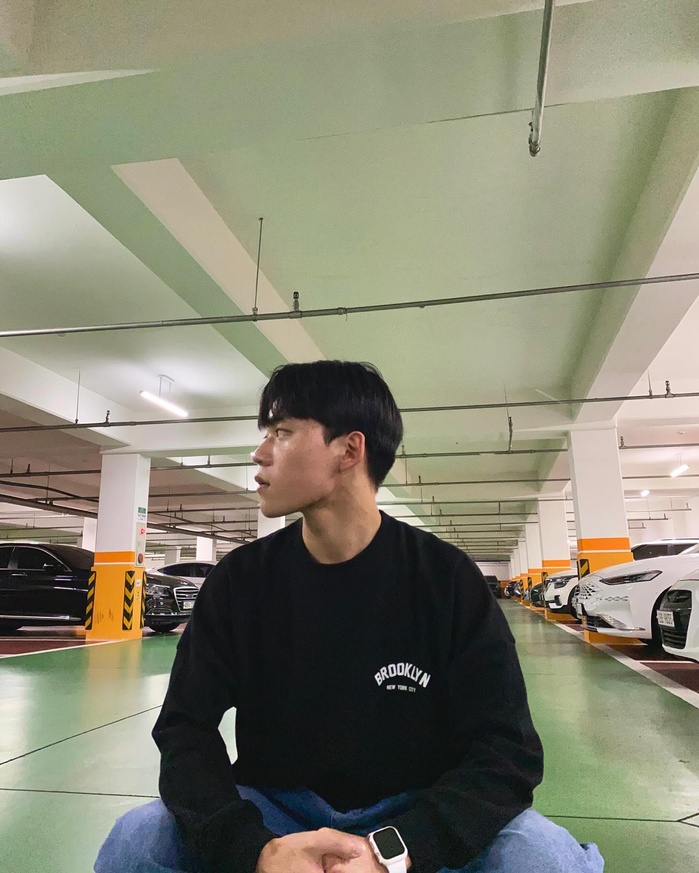 #협찬 

목늘어남도 없고 착용감이 좋은 맨투맨✨ 깔끔한 브루클린 로고로 포인트 잡기까지 완벽👍🏻 

FREE size /  Black, Grey 중 택1 가능

followings_official #맨투맨 #맨투맨코디 #남자맨투맨 #나일론맨투맨 #가을옷  #가을옷추천 #팔로잉즈