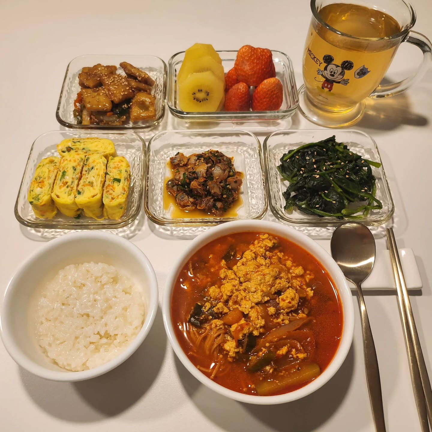 호야석식😋

순두부찌개🍲 
꼬막무침 계란말이 시금치무침 어묵볶음
후식은 딸기🍓와 키위🥝 

#호야석식 #저녁밥상 #신혼집밥 
#집밥스타그램 #저녁밥상 #밥상 #저메추