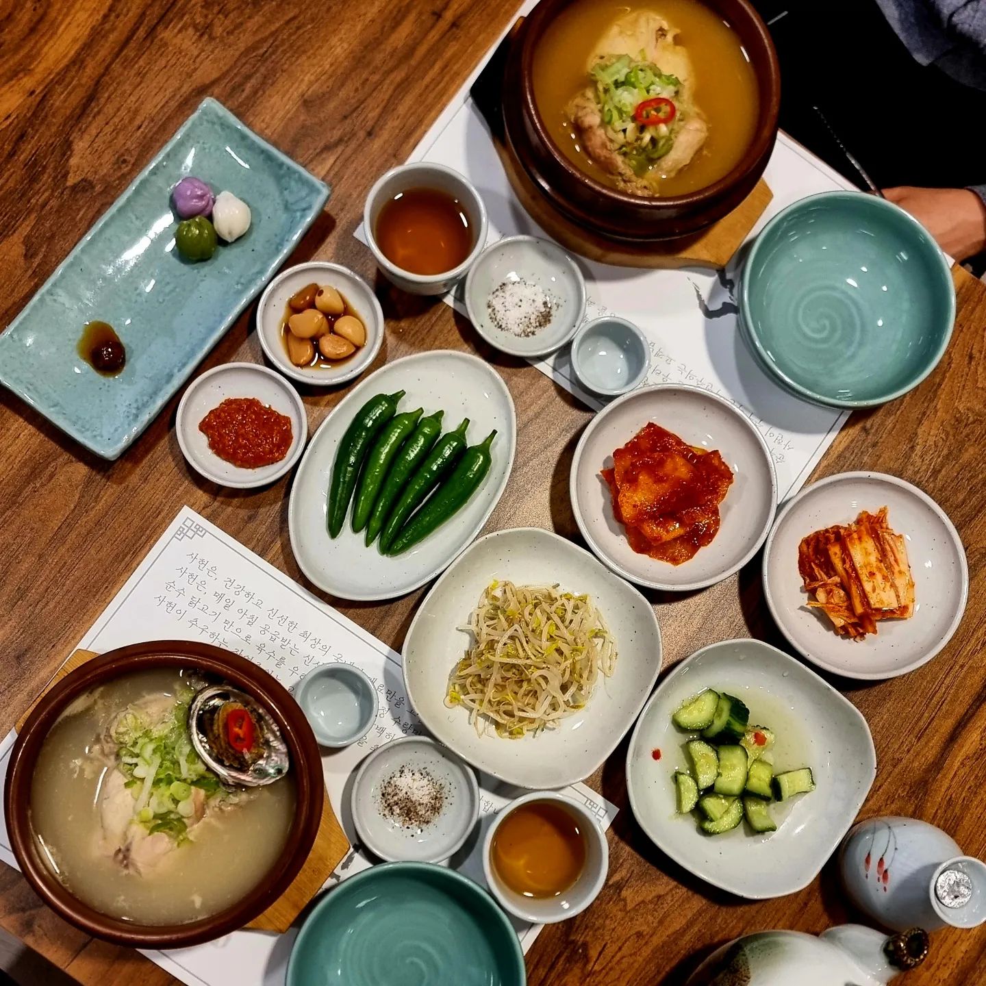 #협찬 정갈한 밑반찬과 깔끔한 몸보신삼계탕을 맛 볼 수 있는 사헌삼계탕💕

전복삼계탕과 옻삼계탕을 시켰는데 전복삼계탕에 전복이 정말 커서 놀랬어요! 주먹크기만한 전복이 한마리들어있어서 그저 행복😊
전복삼계탕은 깔끔하고 기름진맛없이 담백한맛이 일품인  삼계탕이에요~👍
안에 대추, 밤, 인삼 등 몸보신에 좋은 것들이 가득 들어있고 닭이 찹쌀을 가득 품고있어요!! 

옻삼계탕은 옻국물을 베이스로 한 삼계탕으로 옻이 굉장히 진해서 먹으면 몸이 건강해지는 기분~
몸보신으로 옻삼계탕이 정말 좋은 것 같아요!🥰

사헌삼계탕은 기본 삼계탕부터 옻삼계탕, 들깨삼계탕, 전복삼계탕 등 종류도 다양해서 취향대로 먹을 수 있어요!😍

밑반찬이 도기그릇에 한정식집처럼 정말 정갈하고 깔끔하게 나온답니다! 
후식으로 떡과 무화과조림까지 나오는 센스!

사장님과 직원분들이 정말 친절하시고 룸이 있어서 단체모임장소로도 정말 좋은 것 같아요~

📍사헌삼계탕
📍부산 동래구 명륜로 77
📍예약전화 051-554-0777
📍영업시간 10:30 ~21:00 (화요일휴무)
📍주차O

#사헌삼계탕

#수안동맛집#수안동삼계탕#수안역맛집#수안역삼계탕#부산맛집추천#부산주변맛집#부산삼계탕맛집#부산회식#부산몸보신#삼계탕맛집