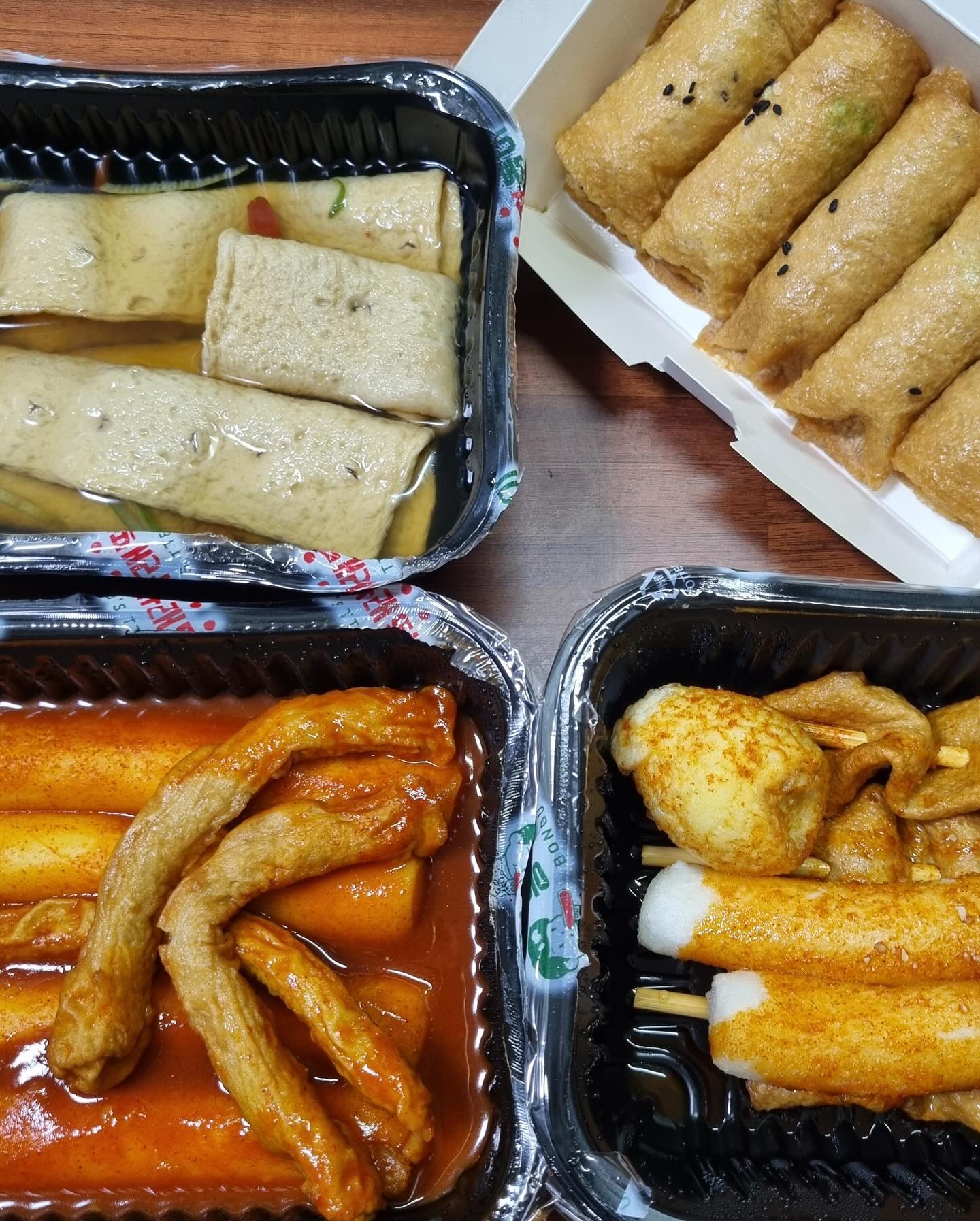 #협찬 쯔양이 인정한 가래떡볶이계 맛집

#봉구가래떡볶이

쯔양님이 극찬을 하셔서 매우 기대했던 곳!
역시 가래떡은 통으로 먹는게 국룰이져

쫄깃 오동통통한 가래떡을 통으로 냠냠😋
여기 포인트!! 계란튀김 🥚🤍
꼭꼭 추가해서 먹어야해여..
튀겨서 계란이 쫄깃함😭💓

매콤한 떡볶이 국물의 조화가 정말 환상적✨

사이드도 유부를과 꼬마김밥, 봉구범벅까지. 
유부를은 떡볶이 국물에 푹 찍어먹어야 👍🏻👍🏻

이 집의 특별한 히든 메뉴!
바로 봉구범벅
통가래떡과 어묵, 계란에 떡꼬치 느낌의 소스가 한가득 발려져 먼가 어릴때 학교 앞 분식집에서
먹은 맛이 느껴진다😚🪽

맛은 매콤 달콤 추억의 떡꼬치 맛!
쫄깃쫄깃한 어묵꼬치 강추😉

역삼동 주민들 너무 부러워여
#봉구가래떡볶이
 
📍서울 강남구 역삼로4길 22 1층
🍡메뉴/가격
* �봉구가래떡볶이 4,500원
* �유부롤 5,000원
* �봉구범벅 5,500원

🕰️운영시간
오전 09:00~ 새벽 04:00

meogsta 팔로우 하면 다양한 정보를 받아 볼 수 있어요!

-----------------------------------------

더 맛있는 정보가 궁금하다면🤍
meogsta
meogsta
meogsta

#강남맛집추천 #강남맛집 #강남역맛집 #역삼맛집 #역삼동맛 집 #떡볶이맛집 #떡볶이 #떡볶이추천 #떡볶이덕후 #배달떡볶이 #배달맛집 #배달맛집추천 #강남배달맛집 #선릉역맛집 #역삼역맛집 #교대맛집 #삼성동맛집 #서울맛집추천 #서울떡볶이맛집 #먹팔 #선팔 #먹스타그램