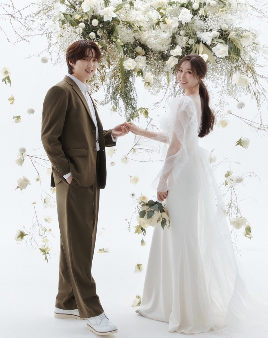 포레스텔라 강형호 결혼
넘넘 축하해용~^^
오랜 연애 끝에 사랑의 결실 맺은거 넘넘 축하♡♡♡
넘 좋은 사람인지라 오래오래 행복하게 잘 살듯 해요. ^^
이제 포레스텔라 3명 가고 민규님만 남았네용.
민규님은 연애 오래하고 좀 오래 남아있어줘요.

#포레스텔라 #강형호