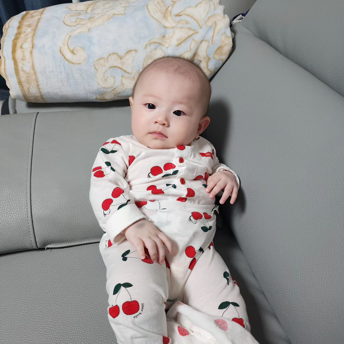 🏷다경♥️ D+141 #오늘의기록

요염한거야? 거만한거야? 🤣
표정은 엄근진😐

#생후141일 #흑토끼띠 #오늘도사랑해
#딸스타그램 #육아스타그램 
#요염한아기 #거만한아기 
#엄근진베이비 #엄근진 #엄근진표정