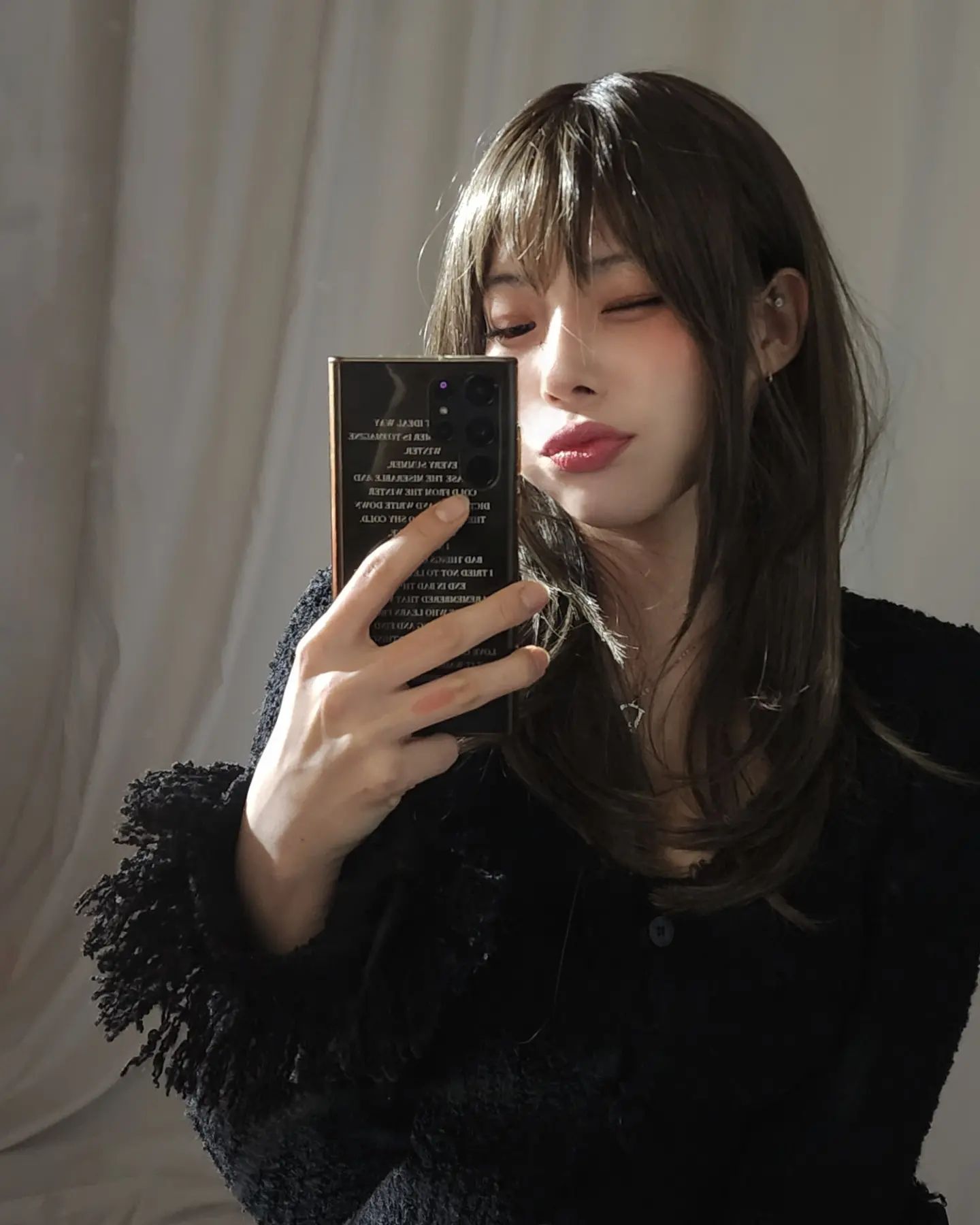 #협찬 뉴 헤어스타일 어떤데!

예전부터 넘 해보고싶었던 애쉬브라운 컬러와 요즘 넘 예뻐보였던 허쉬컷,,
직업특성상 염색이 힘들기도 하고,
머리가 길면 탈색에 대한 부담이 여러모로 크기때문에
늘 생각만 했었는데 드디어,,ෆ

아 깐소연파, 강경흑발파 여러분 걱정마세요
가발이거둔요 ^.^♡ 히히
진짜 티 안나죠?
가발은 처음인데 생각보다 착용하기 쉬워서 한번에 착용했고
수제 가발이라 그런지 다른 일반 가발이랑은 퀄리티가 확연히 다르더라구요?!

#클립스 #헤어스타일 #가발 #수제가발 #패션가발 #여자가발 #클립스가발 #신제품

어떤 헤어스타일이 더 조아요?!