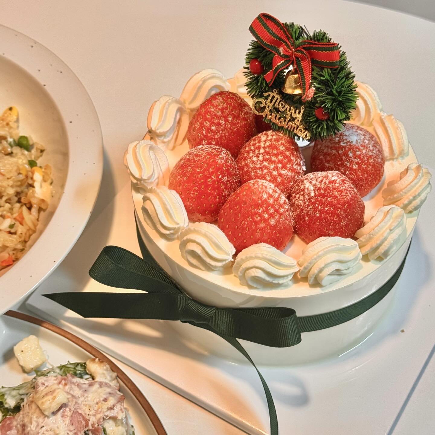 🎅🏼메리가 크리스마수입니다🎄
별로 한건 없지마능 기분낼겸 클쓰마쓰 케이크로 마무리
딸기 한팩 다 때려넣은 것 같은데 ,,? 
올해 먹운 케이크 중 베스트👍🏽엄청 마쉿서