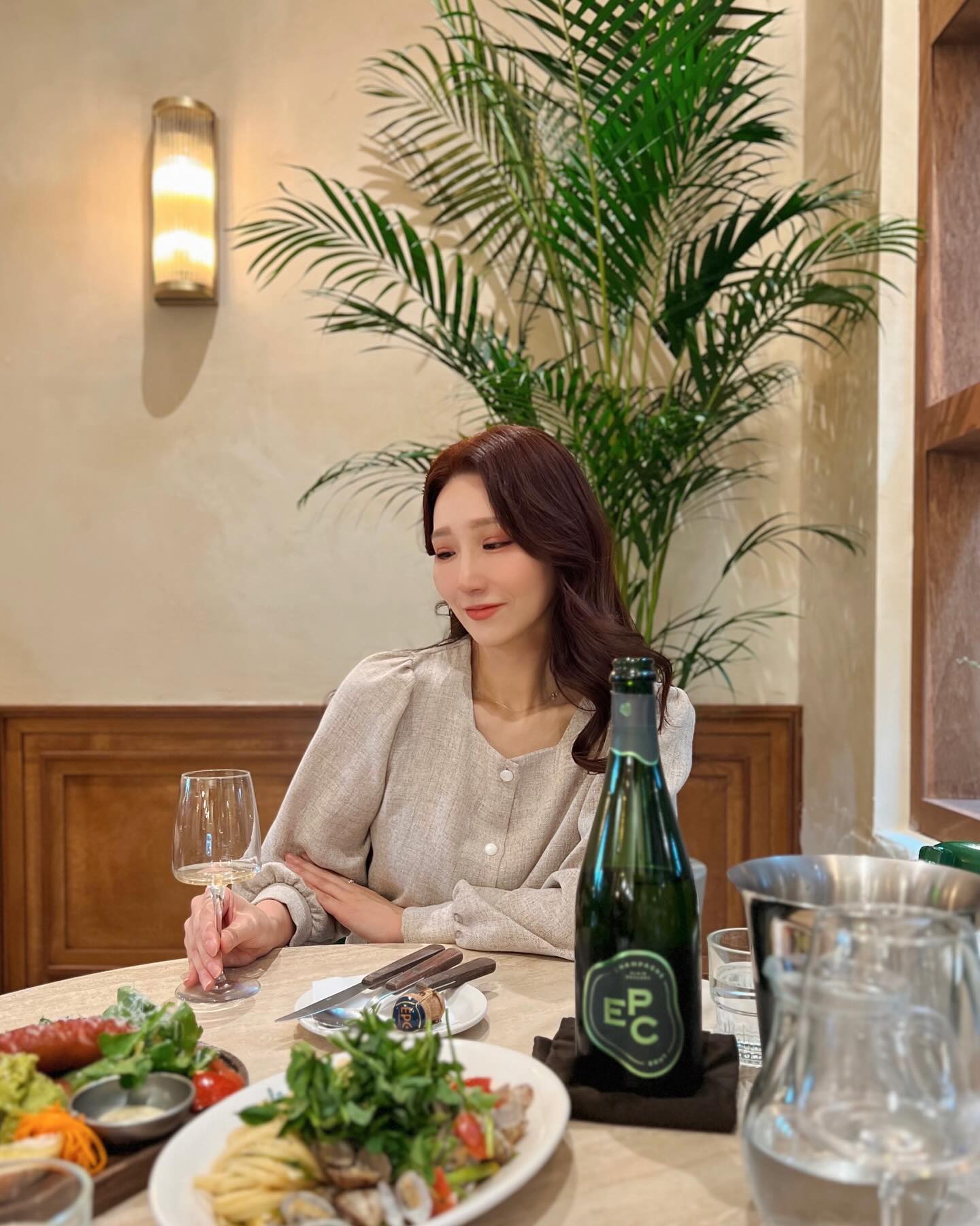 #협찬 #멜라

유럽가정식 브런치 카페로 홈메이드 방식의 조리법과 
플레이팅을 선보이는 홍대 #멜라 에 다녀왔는데요!!
멜라스타일로 재해석한 브런치 메뉴가 돋보이더라고요❤️

시그니처 브런치 플레이트(1.8)는 과카몰리와 당근라페의
조합이 굿굿!! 빵위에 올려서 먹으니까 너무 맛나고요
미나리 봉골레(1.9)는 정말 색다른 메뉴였어요!! 파스타
위에 올려진 향긋한 미나리는 봄을 느끼게하더라고요🙆‍♀️

무엇보다 멜라가 좋은점은 바로 콜키지프리🍷🍷
이 날 떠오르는 샴페인의 새 아이콘!! 미쉐린 와인
𝗖𝗵𝗮𝗺𝗽𝗮𝗴𝗻𝗲 𝗘𝗣𝗖 𝗕𝗿𝘂𝘁 과 함께 했는데요~
옅은 레몬색의 빛깔에 작은 버블들이 한 가득~
멜라의 브런치 메뉴들과 아주 찰떡이였습니다😍

로맨틱한 분위기에 아기자기한 소품까지 가득해
정말 곳곳이 포토스팟라 프랑스의 한 브런치 카페를
홍대에 옮겨다놓은 너무 예쁜 공간이라 추천합니다👍🏻

.

📍서울 마포구 월드컵북로5길 41 1층 105호

.

#멜라홍대점 #홍대맛집 #홍대브런치 #홍대파스타 #홍대데이트맛집 #홍데데이트 #홍대양식 #홍대샌드위치 #epc브뤼 #epcbrut #미쉐린와인 #샴페인 #샴페인추천 #홍대콜키지 #홍대콜키지프리 #홍대와인