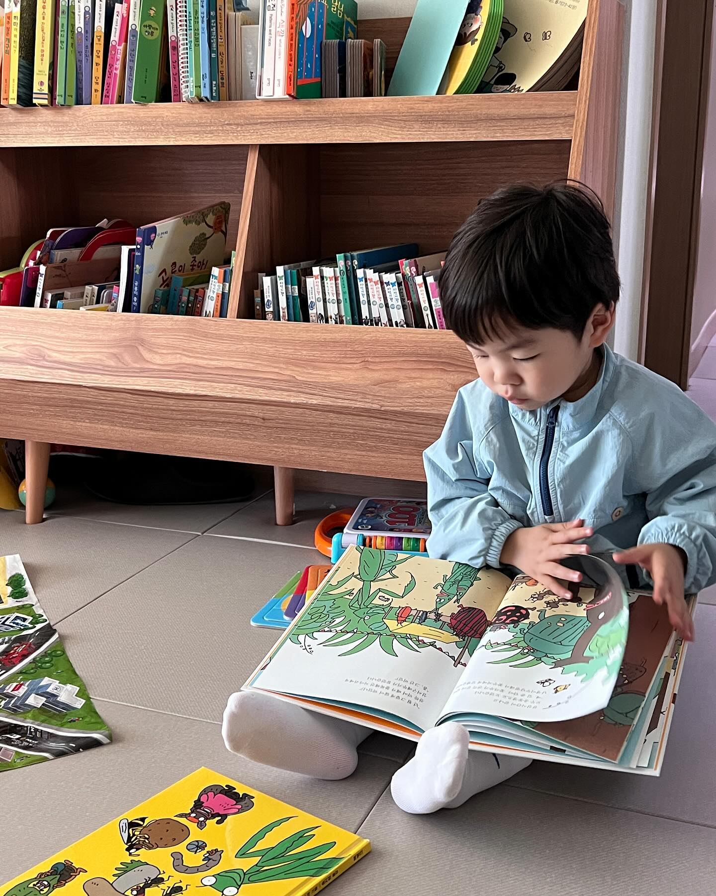 아기를 키우면서 이전보다 책을 덜 읽게 된다고 생각했는데 아니었다. 

벌떡 기상한 해서가 거실로 나가자고 재촉한다. 눈도 제대로 못 뜬 우리가 아침마다 하는 일은 같이 책을 읽는 일이다. 해서가 책장에서 좋아하는 책을 꺼내와 읽어달라 한다. 그러면 나는 열 페이지 남짓 하는 책을 소리내어 읽어준다. 책을 덮기가 무섭게 아이는 “또 읽어줘” 한다. 다시 소리내어 책을 읽는다. 책을 덮자 이번에는 “진짜 마지막으로” 한다. 그렇게 아이가 좋아하는 책 몇권은 정말 수십권도 더 읽은 것 같다. 내가 인생 책이라고 꼽는 그 어떤 책도 이보다 많이 읽지 않았다. 

오늘 아침에는 곤충들의 축제와 운동회를 읽어줬다. 두 권이 비슷해서 세트처럼 들고 다니는데 해서는 특히 이 부분을 좋아한다. ‘얘, 입 좀 닦아. 꽃가루가 잔뜩 묻어 있어.’ 저 대사만 연속으로 열 번 읽은 적도 있다. 가끔은 “엄마 얘 입 좀 닦아 읽어줘” 라며 책 제목도 바꿔버린다. 아이를 키우는 일은 작은 대화 한마디로 웃을 수 있는 일이다. 

이건 응용도 가능한데 엊그제 밤에는 해서가 자꾸 잠옷으로 갈아입기 싫다고 떼를 부리는 것이다. 그때 “얘, 옷 좀 닦아. 짜장면이 잔뜩 묻어있어.” 했더니 웃긴지 마구 웃어댔다. 그틈을 타 남편이 아이를 들쳐매고 옷을 갈아입혔다. 책 읽은 가닥으로 유익을 본 게 한 두번이 아닌데 육아에서까지 유익할 줄이야. 

곤충 시리즈는 다양한 곤충들이 나온다. 해서는 책을 읽으며 얘는 뭐야? 얘는 누구야? 한다. 장수풍뎅이와 하늘소를 구분하지 못하는 나는 얼추 글과 그림으로 유추해보지만 여전히 어떤 곤충이 장수풍뎅이인지 확실히 알지 못한다. 자연에서 실제로 장수풍뎅이를 마주할 때 이름을 모르는 것은 둘째치고 기겁하며 도망치게 될 것이다. 아이를 위해 어디까지 나를 확장할 것인가는 육아를 하는 내내 도전과제가 되겠지만 곤충은 과감히 포기하지 않을까? 

아무튼 아이 덕분에 그 어느때보다 책을 많이 읽는 시절을 보내고 있다. 어린이집 등원 전 “이것만 더 읽고” 하며 황급히 책을 넘겨대는 모습을 보면 학교가기 전 전집 동화를 한 권씩 읽고 가던 초등학생 때의 내가 떠오르기도 한다. 아이는 그렇게 어린 시절의 나를 만나게 하고, 또 읽게 한다. 

#아이와책읽기 #곤충들의축제 #곤충들의운동회 #책육아 #책육아스타그램