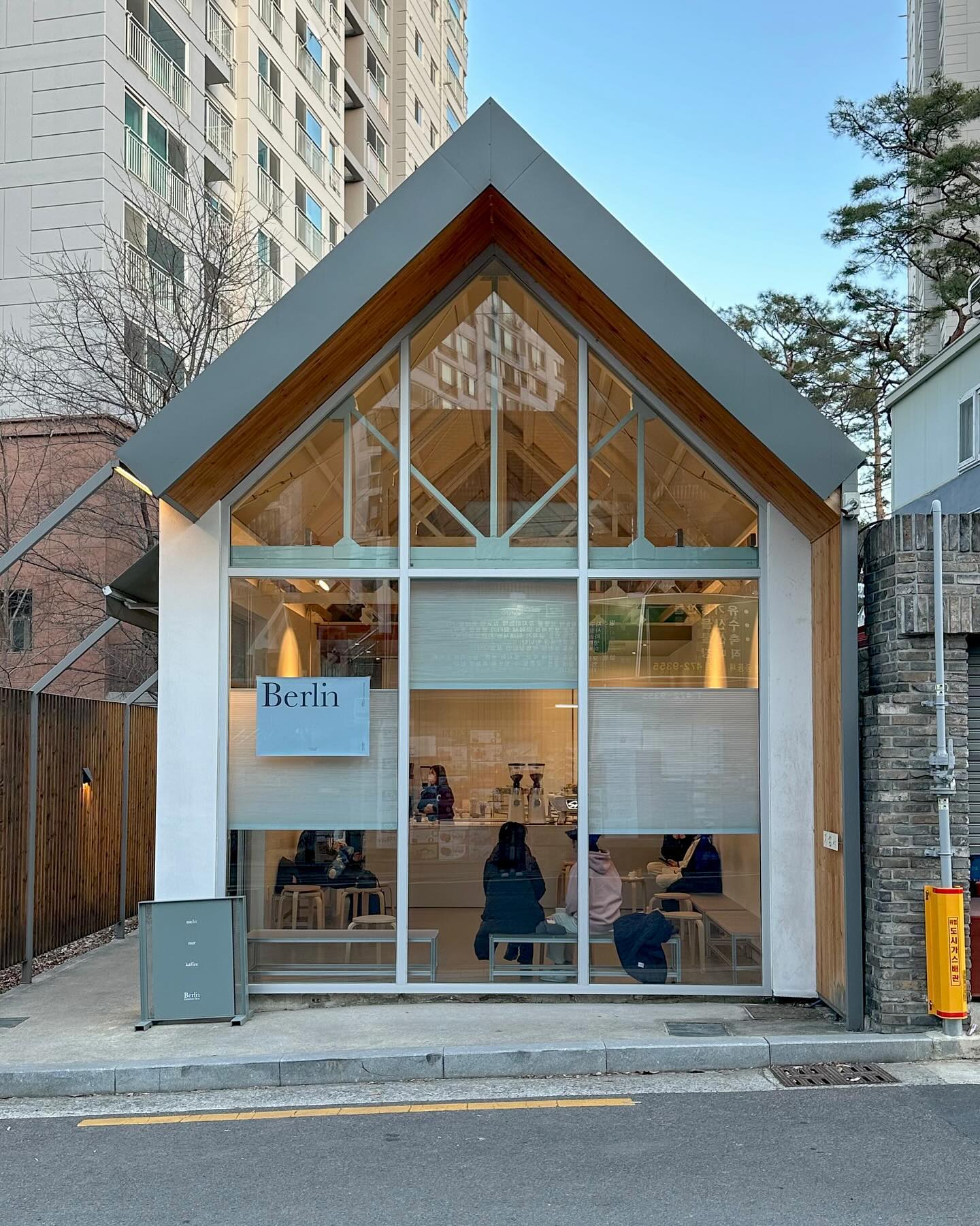 꼬숩한 라떼 맛집을 찾는다면 여기 ! 
2년전 도원동에서 베를린을 처음 만났을때 
슈페너 맛을 보고 눈이 번쩍 뜨였엇고 거리가 있어 자주 못가는게 참 아쉬웠는데 
봉덕동에 2호점이 생겨서 너무 좋고, 여전히 진하고 맛있는 커피를 마실수 있어 좋고 !

베를린슈페너 한잔 마시면 ‘왜 우리동네에는 없는거야’ 라고 생각 하게 될껄요 ?

#베를린에스프레소바 #berlinespressobar 
berlin.espressobar 

▫️대구 남구 대덕로40길 83 1층
▫️ 11:00-18:00 (월,화 휴무)
▫️봉덕동 913-4 무료 공영주차장 이용
▫️ 반려동물 동반 가능