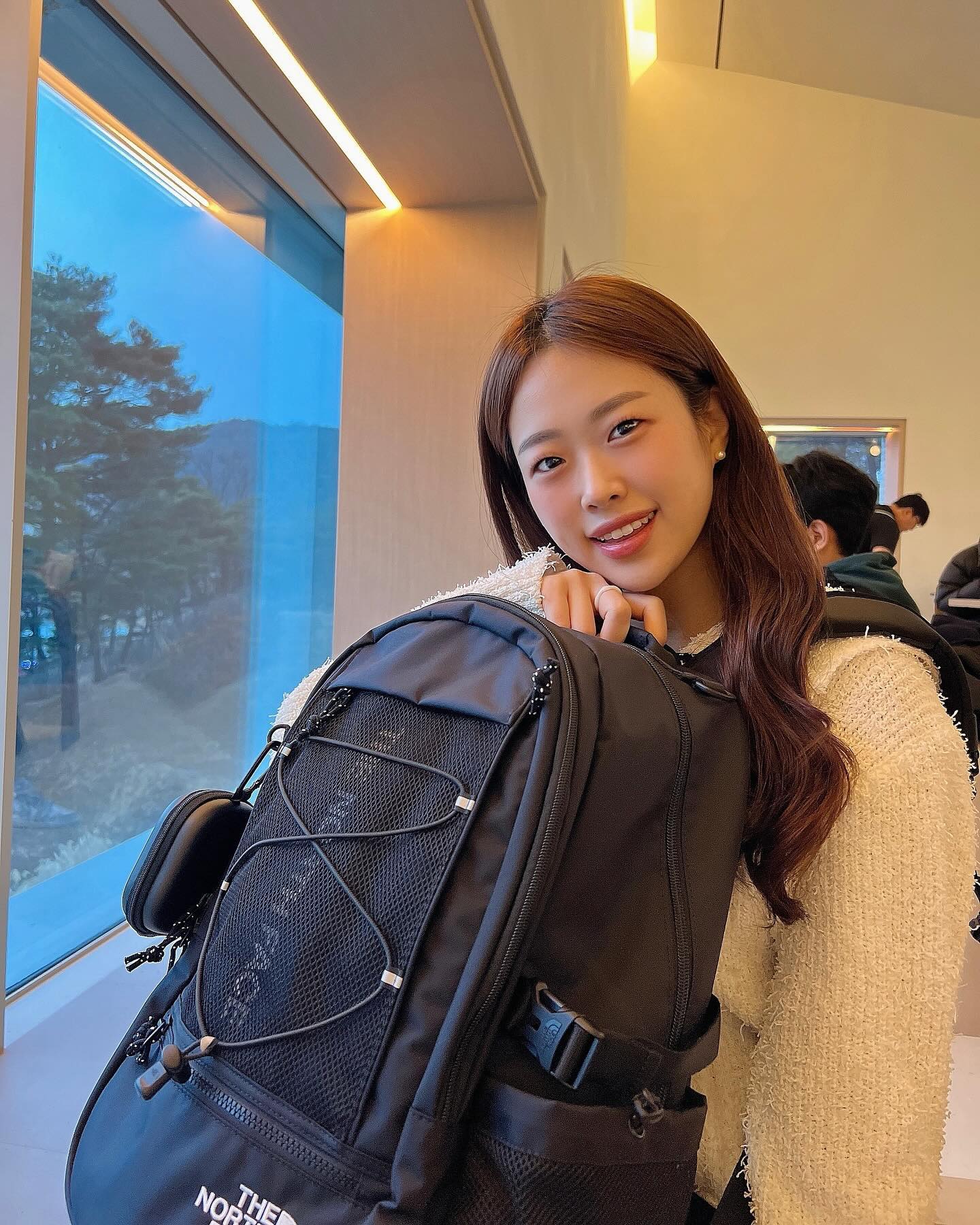 #광고 thenorthface_whitelabel 
이런 백팩 넘 오랜만인데 맘에 쏙 .. 💞
  
노스페이스 화이트라벨 슈퍼팩2 백팩인데
가벼운 무게, 넉넉한 사이즈에 포켓 디테일들이 많아서
새학기 준비하는 학생들한테도 완전 추천이에요✨
교복에 백팩 메고 귀여운 키링 하나 달면
세상 귀여울 것 같은 느낌🧸

신발은 슈퍼팩2랑 잘 어울리는 화이트라벨
돔(DOME) 스니커즈로 코디했는데
발 동글동글 귀여워보이지 않나요?🫢
아이보리 컬러에 레드로 포인트 들어가있는게 취저💘
데일리로 자주 신어줄 예정입니다 헤헤 (＊’͜’ )