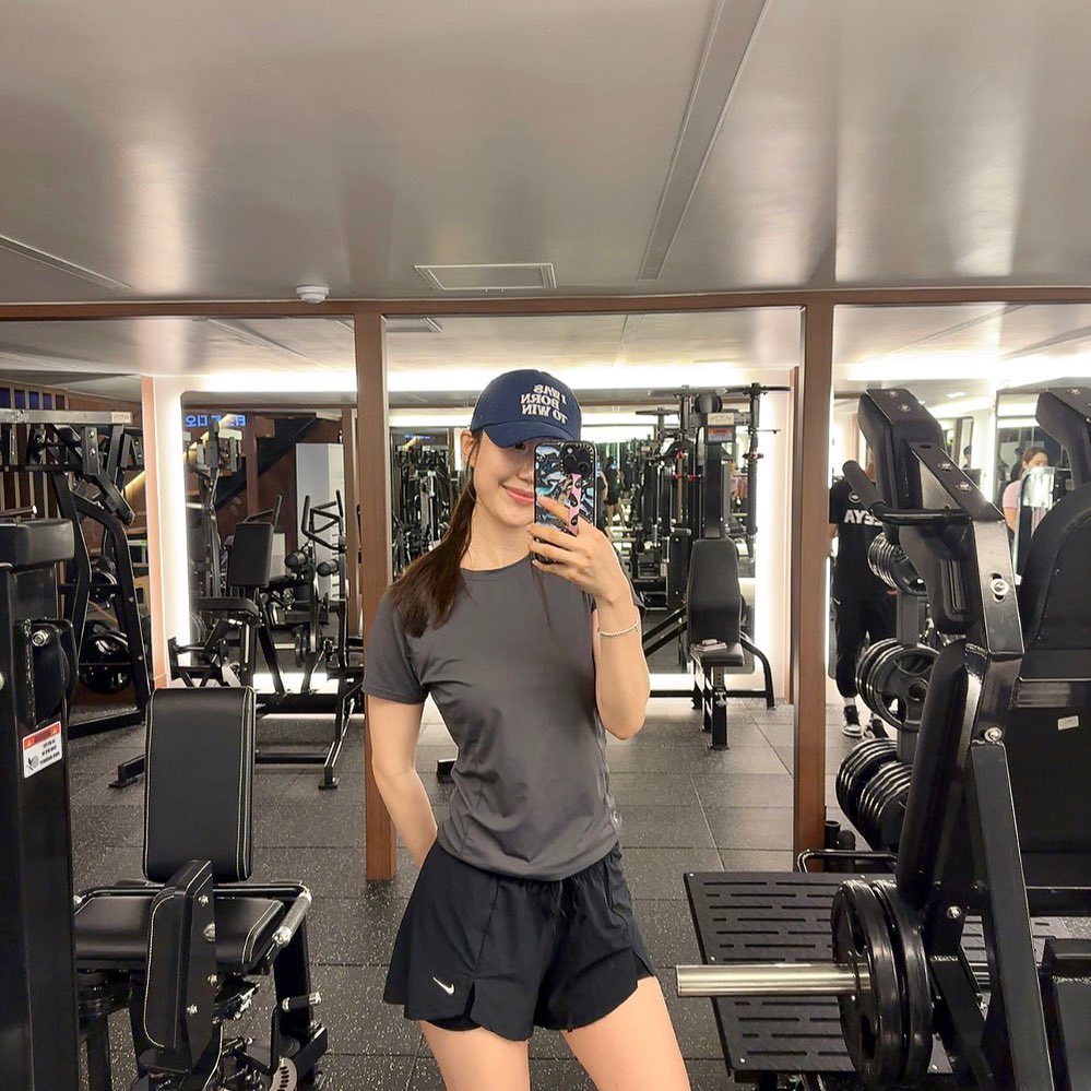휴가동안에 열심히 먹고 행복과 살을 얻었다.🤣

휴가 끝나자마자 헬스장 출격완료^_^
#오운완#오운하체 

몸무게가 뭐가 중요해
눈바디가 중요하지....😅

아웃타이 41키로 20회, 47키로 20회, 41키로 30회
힙브릿지 15키로, 20키로 20회 2셋
스미스머신 스티프데드리프트 10키로 15키로 20키로 20회씩
브이스쿼트+ 스티프데드리프트 40키로 10회씩 3셋

#운동#헬스#근력운동#하체루틴#운동초보#헬린이#헬생아#여름휴가끝#하체#데드리프트#스쿼트#아웃타이#운동하는여자#운동소통#운동기록 #운동하는직장인