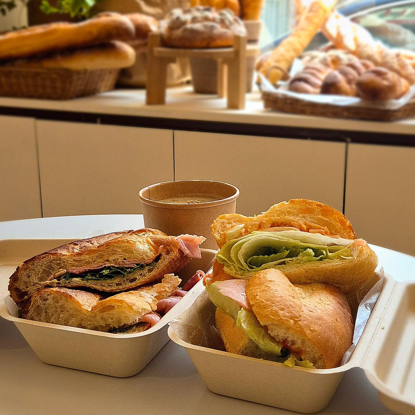 🥖[샌드위치 날엔]🥖
🍏매일 아침 신선한 바게트를 구워, 주문 즉시조리하는 샌드위치집🥪
🍏위치:서울 송파구 오금로29길 3 1층
🍏메뉴
*날에 샌드위치 (7,500)
*트러플 잠봉뵈르 (8,300)✨️
*트러플 머쉬룸스프 (5,800)

총평:★★★★★
(샌드위치와 스프의 궁합이 좋아서 조합추천!)

[이용 시간]
9:00 ~19:30 >영업시간
(토>7:30~ 17:00)
(매주일요일 정기휴무)
🛵포장가능
🚘주차가능
🛵배달가능

🍏머쉬룸 스프>> 트러플향이 가득하고, 버섯이 가득해서 버섯을 씹는 식감도 좋고 포만감도 상당함🍄‍🟫

🍏트러플 잠봉뵈르🥪>>바게트가 부드럽고 수제 햄이 짭짤해서 커피와 궁합이 좋음! 루꼴라의 향이 더해져서 다채로운 맛이 느껴짐!!

🍏날에 샌드위치🥪>> 양상추와 토마토의 산뜻함이 가볍고 깨끗한 맛의 샌드위치를 만들어줌!

🍏매장안의 인테리어가 너무 따뜻하고 이쁨! 내부에 테이블이 있어서 식사 가능!

 #협찬 #샌드위치날에올림픽점 #방이동샌드위치 #샌드위치날에 #샌드위치맛집 #잠실빵집 #방이동카페 #데이트코스 #서울빵집추천