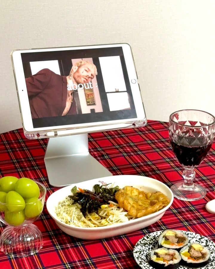#허쿡_집밥 

여러분
저는 내일부터 쉽니다( ்▿்) 
연차전야제를 해야하기때무네!
비빔만두와 참치고추김밥을 포장해왔습니다 
집에서 먹으면 집밥이되는 매직
김밥을 분명히 한줄사왔는데
배고파서 운전하면서 빼먹었어요 
신호가 걸리길 기다리며 하나씩 
접시에 놔두면서도 먹어서 결국 3개남았네요;;

거래처에서 설선물로 
샤인머스켓과 사과를 주셨어요 ⸜❤︎⸝‍ 
샤인머스켓도 씻어서 함께먹어요 
배가 너무 부릅니다 ’◡‘ 

룰루~~쉰당~~