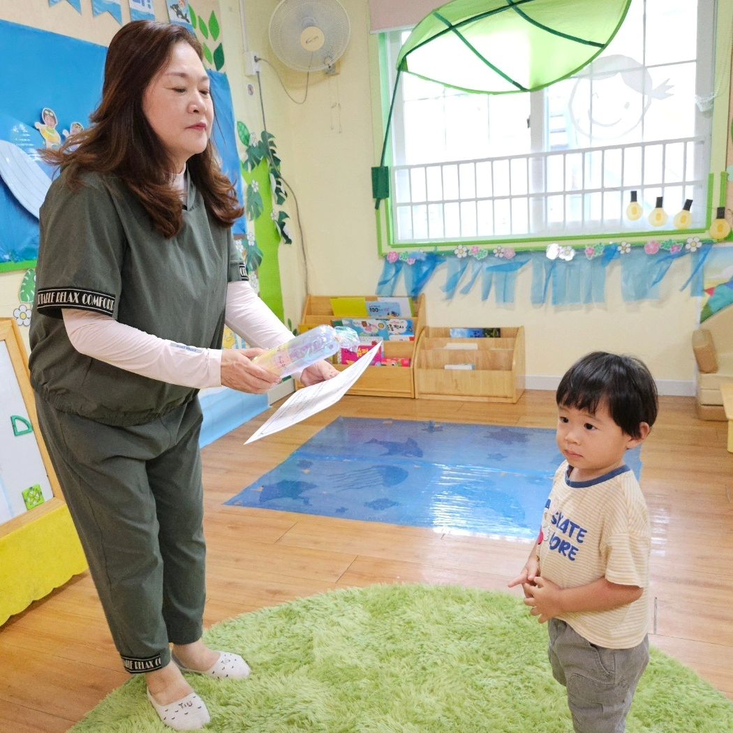 지슈 얼집에서 상받았데요🎉
여름방학숙제 최우수상 

근데, 엄마가 다 한거같은데 상은왜 니가받니... ㅋㅋㅋㅋ
잘차려진밥상에 손가락만올리고 받은 여름방학숙제상 

그래도 형,누나, 동생들앞에서 박수받으니 기분좋았다는 지슈🤎

상까지 받을줄은 몰랐는데, 
이렇게 남들앞에서 박수받고 칭찬받을 수 있는 기회가있다면
엄마도 열심히할게

#엄가다 모터돌려

요즘 동요부르면 손유희따라하는 지슈
올라간머리 내려간 머리 
빙글빙글 돌려서 도깨비머리🤣