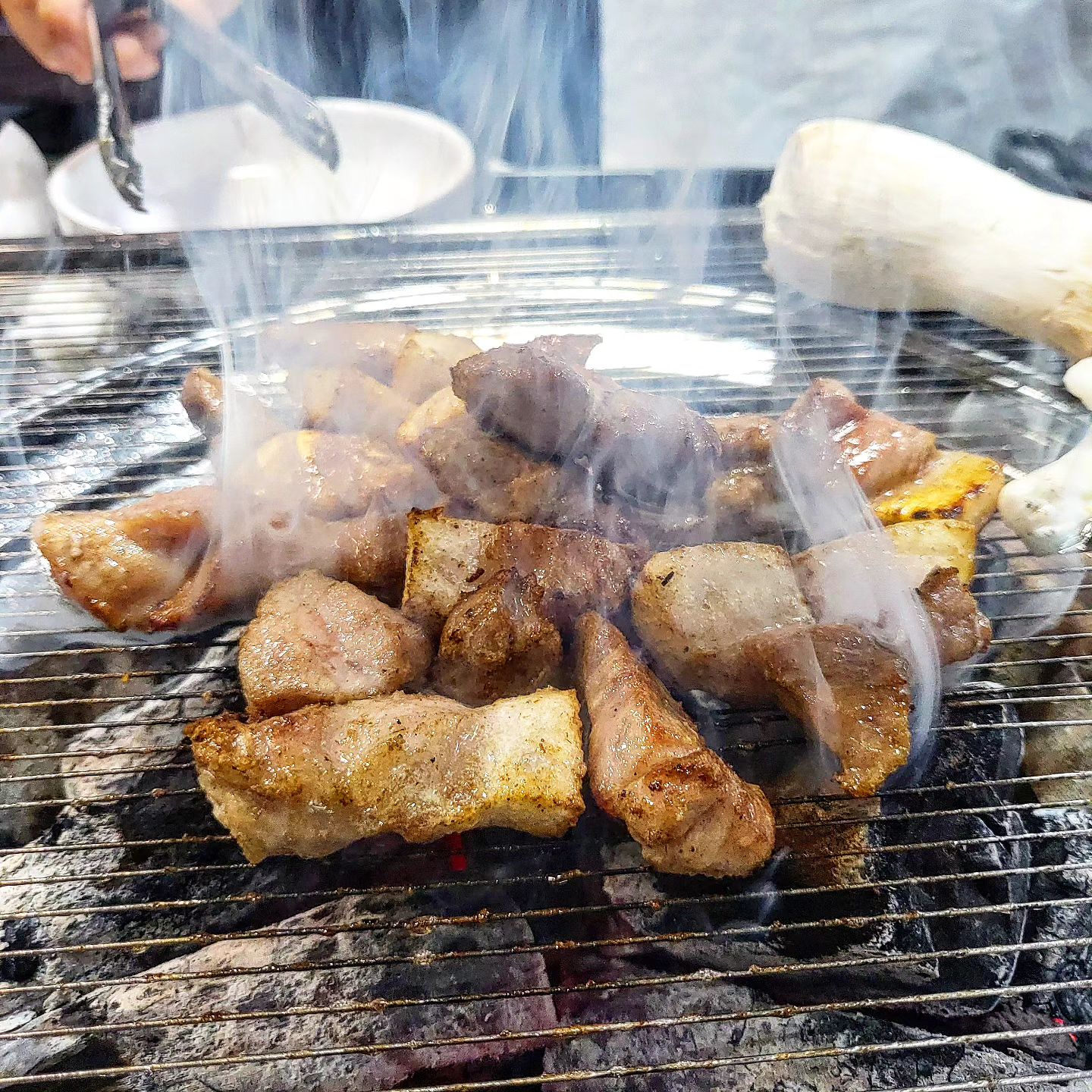 #🍽108#체인점

제천에서 꼬들목살 안먹어본 사람 제발 없게해주세요🙏🏻 #식껍제천점

피드에서 꼬들목살 보일때마다 이름부터 너무 제 스타일이겠다 싶었었는데 저도 드디어 먹어보았습니다!!👏🏻👏🏻

역시는 역시다... 비주얼부터 오오!! 했었는데 한입 씹어먹자마자 박수가 절로나오더라구요🤣 저 원래 고기먹을때 항상 쌈 싸서 사진으로 남기는데 여기는 쌈이 필요없는 맛이었어요...!! 식감이 너무 좋아서 쌈에 싸먹으면 오히려 식감이 묻히는 기분?! 그냥 소금과 와사비만 살짝 묻혀서 먹는게 제일 맛있더라구요!!😋

이번에 방문해서는 꼬들목살과 쫀득살을 먹어보았는데요☝🏻 둘다 너무너무 맛있었지만 개인적으로는 꼬들목살이 조금 새롭고 맛있었어요!! 쫀득살은 두툼한 껍데기를 먹는 맛이랑 비슷했어서 새롭지 않았을뿐 맛은 베리굿이었습니다👍🏻

체인점이다보니 정육식당 보다는 고기가 그냥 쏘쏘하지 않을까? 라고 생각했으나 저~언혀 네버 에버 아니었습니다!! 앞으로 꼬들목살 생각날때마다 방문할거 같아서 미리 또또또간집으로 선정해도 무방할거 같아요🤭

제천에서 아직 꼬들목살 못드셔보신분 계신가요??!! 그러면 당장 얼른 식껍으로 달려가주세욥!!!🏃🏻‍♀️

* 꿀팁 : 아침 9시에 오픈한다고 하시니 아침에도 점심에도 고기드시러 가실 수 있어요😆

🎈식껍 제천점
🎈 충북 제천시 용두천로46길 19
🔉 매주 월요일 휴무