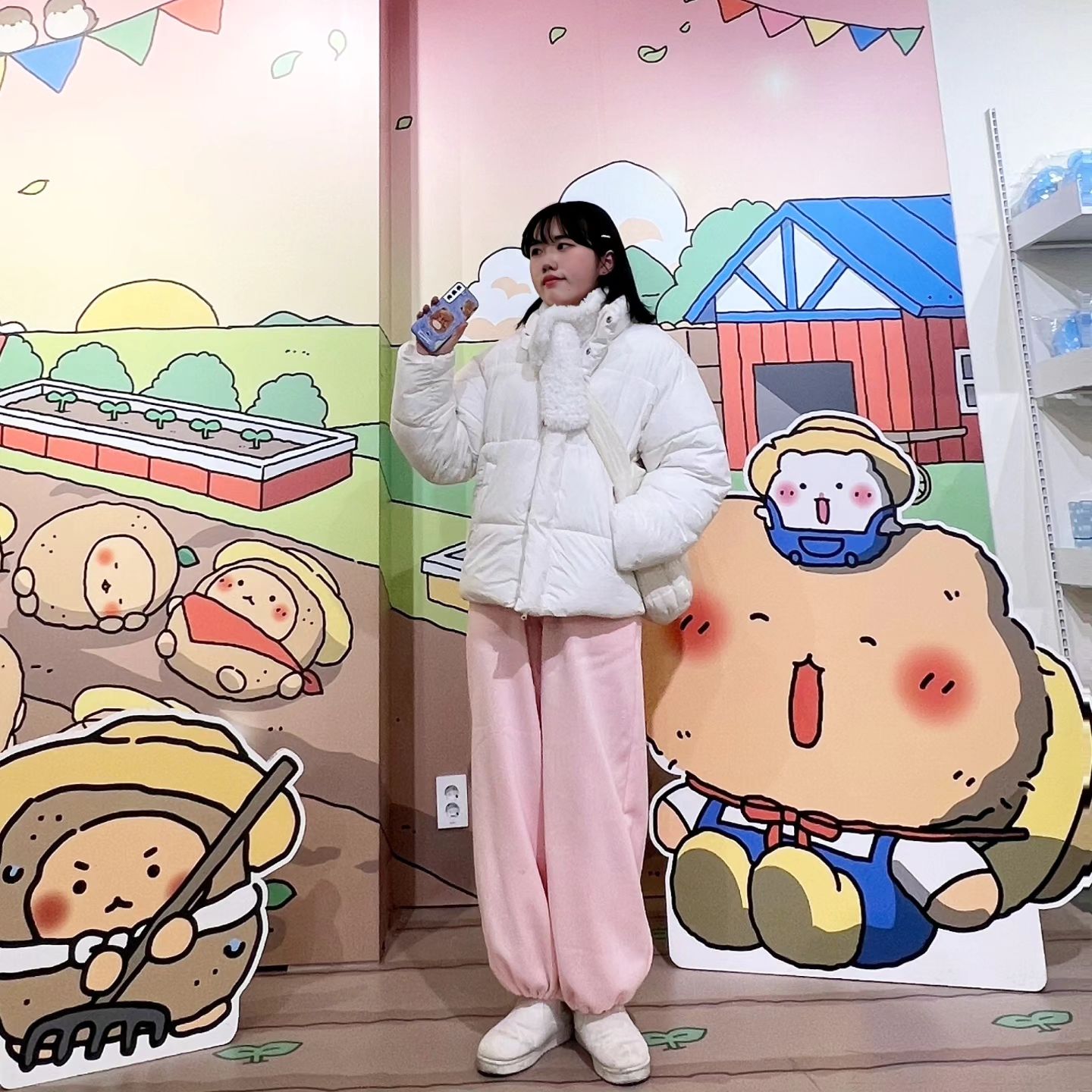#협찬 

안녕하세요 여러분 토리입니댱🐻❤️ 왜 오늘은 햄스터 임티가 아닌 곰일까여? 맞아여! 바로 케이스가 곰돌이기 때문이져🥳 여러분 제가 폰케이스 협찬 받았어요오!!!! 들리세여?!?!? 우하하하 기분 죠아요💕(대문자 E) 

🍀케이스 소개🍀
일단 저는 카드 하드케이스를 선택했고 겨울이라 좀 따숩게 털 가득 곰탱이 선택했어요🥹 아니 근데 너무 귀엽지 않나요...? 따흡 ㅠ 그리고 제가 좀 .. 폰을 잘 떨구는데 그럴때마다 하드케이스는 좀 끝부분이 깨지더라구여.. 헤헤 근데 이 친구는 그새 떨궈보니 안깨져여 굳쟙..👀❣️

이제 곧 2023년도 마지막인데 귀여운 폰케이스 하나 장만 하시구 예쁜 케이스와 함께 사진도 찍으시면 어떨까요? 협찬 정말 감사하고 좋아요와 댓글 잘부탁드립니다❣️❣️

#모모케이스#폰케이스#폰케이스맛집 #아이폰13프로 #갤럭시s22 #카드케이스 #곰돌이 #패딩 #핑크 #어그부츠 #핑크바지 #토끼상 #패션스타그램 #협찬환영 #흰패딩 #겨울여친룩 #겨울코디 #여친룩 #패션계정맞팔 #ootd #likesforlike #followforfollowback #fashion #03 #좋반 #댓글반사 #선팔하면맞팔 #맞팔 #패딩백