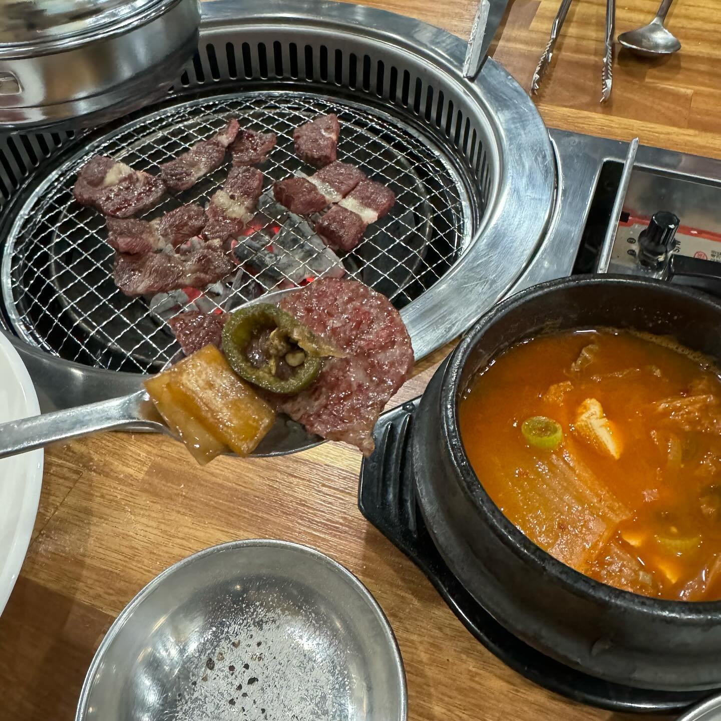 #협찬
전주안동갈비 먹으러 하가안동갈비 다녀옴💜 매장이 깔끔하고 사장님께서 친절하셔서 또 오고 싶은 고깃집! 고기 자체가 맛있어서 다른 반찬이 필요없는 곳으로 담백하고 고소해요!! 런치타임에는 저렴하게 육회비빔밥과 석갈비를 먹을 수 있는데 육회비빔밥이 무려 8천원!! 백반집보다 저렴!! 석갈비도 1인 13,900원으로 기본 국도 제공되어 가성비 있게 식사를 할 수 있어서 강추강추!! 구이류는 기본 2인분부터 주문할 수 있답니다! 기본으로 나오는 김치찌개 너무 맛나요~~ 밥 쓱쓱 비벼먹고 싶었답니다 ㅎㅎ 하가지구에서 맛있는 고기집을 찾고 계셨던 분들이라면 하가안동갈비 추천드려요 ☺️
.
.
#전주소갈비 #전주갈비 #하가지구맛집 #전주안동갈비 #전주고기 #전주고기맛집 #전주고깃집 #전주맛집 #전주맛집탐방 #맛집 #맛스타그램 #먹방 #먹스타 #김치찌개 #갈비 #야식 #소갈비 #전주여행 #하가지구고기집 #하가지구맛집 #하가지구 #석갈비 #일상 #소통 #맞팔 #선팔 #좋아요