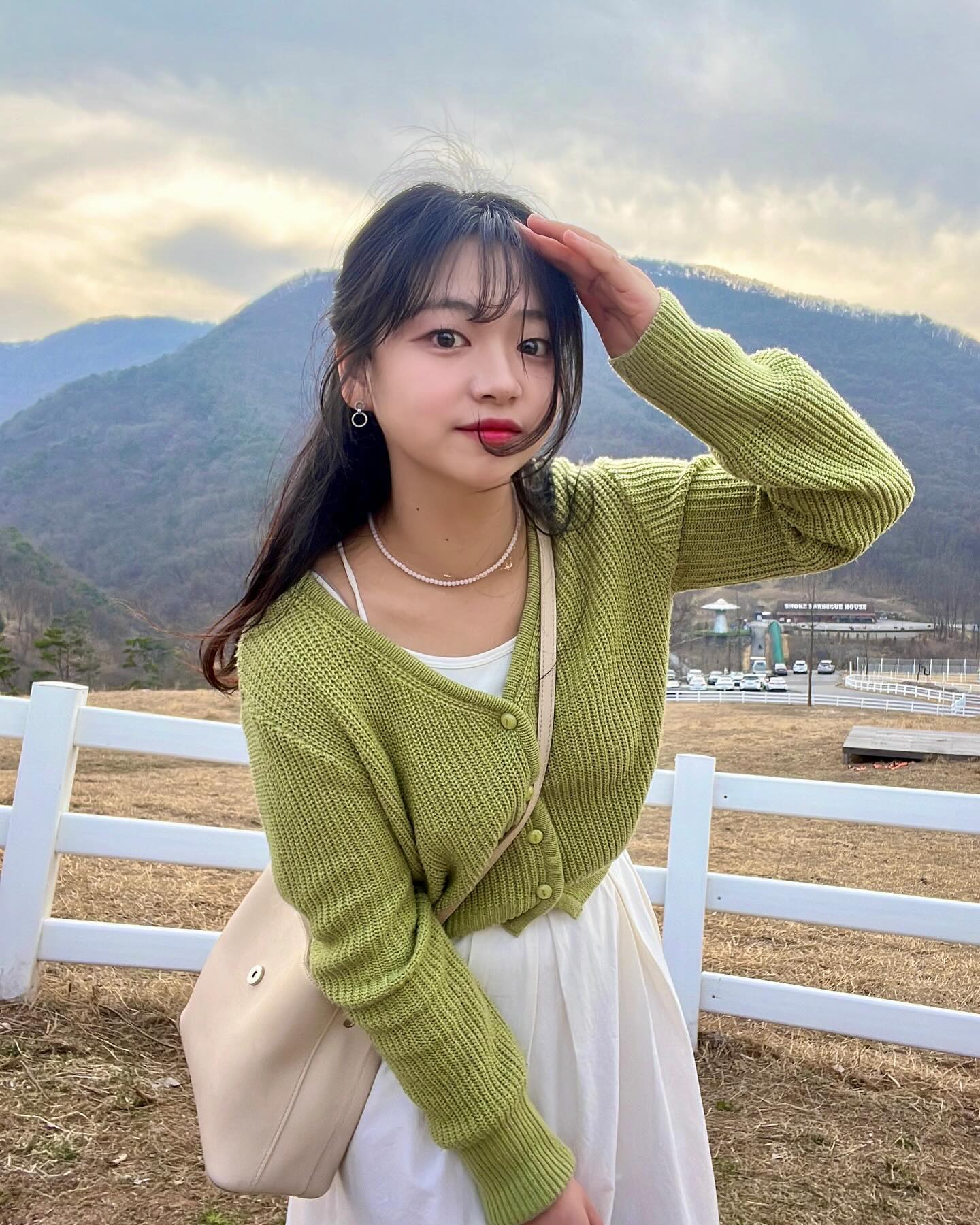 목장에서.jpg

주말에 쉬다가 얼레벌레 갑자기 놀러 간 건데 생각보다 너무 좋았당🫶🏻✨

대전에서 1시간반 정도면 갈 수 있는 나들이할 곳 찾는다면 추천!
동물이 많지는 않지만 나름 먹이도 줄 수 있고 양떼몰이도 보고🐑

미디어아트 전시, VR체험, 사계절 썰매, 루지까지
가볍게 놀러 갔다가 잘 놀고 왔슴댱💚

장소는 ⬇️⬇️

🩵블랙스톤 벨포레 목장
🩵주차 : 넓은 주차장에 완전 가능
🩵운영시간 : 6시까지만 하니까 오전에 가서 실컷 놀기!
🩵입장권 : 네이버 예약시 할인 되고, 이용하는 시설에 따라 
  토큰이 있으니 중복 되지 않도록 혜택 확인 하고 구매 
🩵데이트 혹은 아이가 있는 가족이 방문하기 좋음!

#벨포레 #블랙스톤벨포레 #목장 #대전근교 #대전근교가볼만한곳 #증평벨포레 #증평가볼만한곳 #목장데이트 #데이트코스 #데이트룩 #봄코디 #봄옷 #데이트추천 #주말여행 #주말데이트 #가볼만한곳 #충청도가볼만한곳