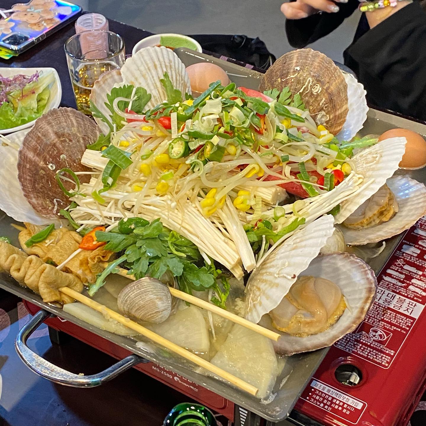 #대전 #또또포차
#중리동맛집 

가리비찜(대) 50,000원💛

조개구이, 가리비찜, 산낙지, 석화 등 다양한 메뉴‼️
가리비, 오징어, 산낙지, 전복 등 추가 가능💕
칼국수 사리 주문 필수☀️
함께 나오는 김치와 궁합👍
시원하고 칼칼하며 다양한 재료에 골라먹는 재미까지💛
.
주소: 대전 대덕구 중리로 20
영업 시간: 매일 11:00-02:00
14:00-16:00 브레이크 타임🙏
01:00 라스트오더🔥