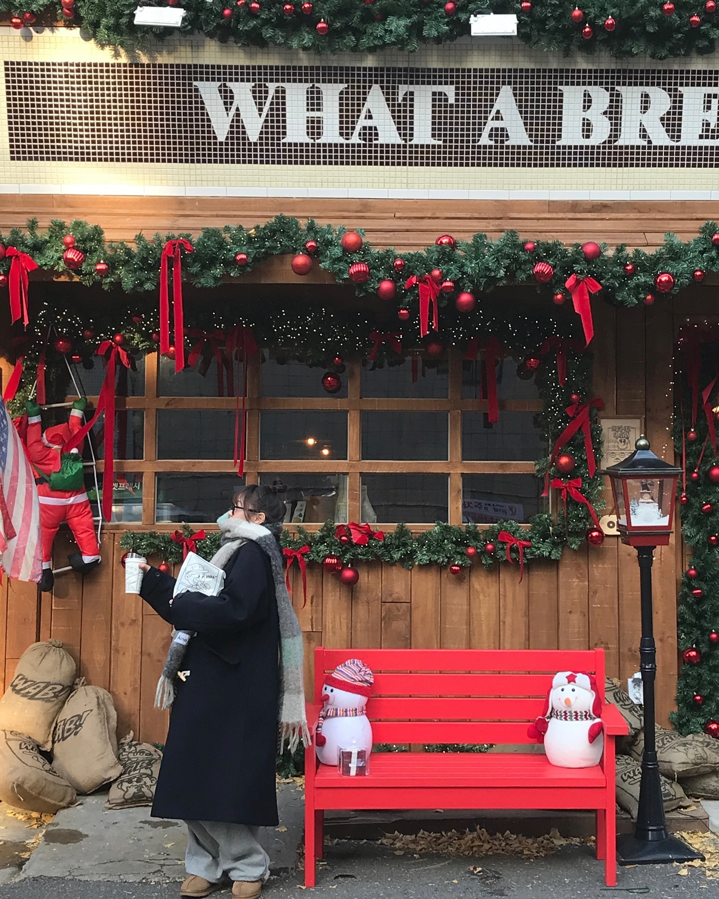 용산 핫플 왓어브레드 다녀왔지여~🔥

미국갬성 그득 크리스마스 분위기 물씬〰️🇺🇸🎄🎁

유명한 mbti 빵은 늦게 가면 못봅니다(저도 못봤어요😭)
용산 데이트할 땐 가면 좋을 베이커리에요!
포토스팟도 많아서 인생샷 건져보기~😙

#용산카페 #용산베이커리 #왓어브레드