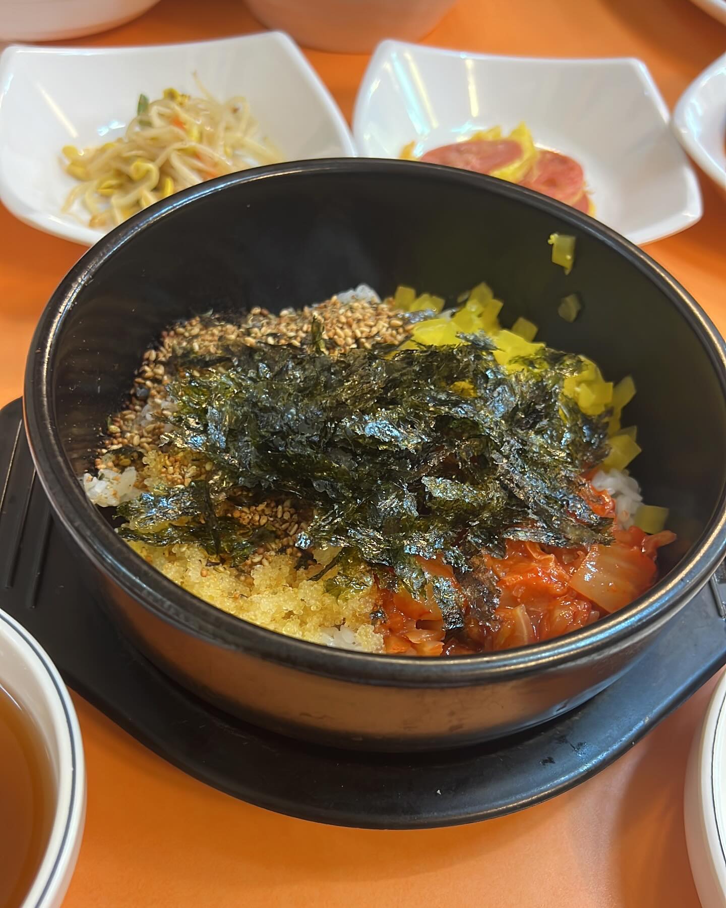 점심은 김밥천국에 있는 날치알돌솥밥ㅎㅎ!! 난 왜케 이거에 꽂히지ㅋㅋㅋㅋㅋㅋㅋ 날치알이 들어간 음식들을 좋아하넹ㅋㅋㅋㅋㅋ