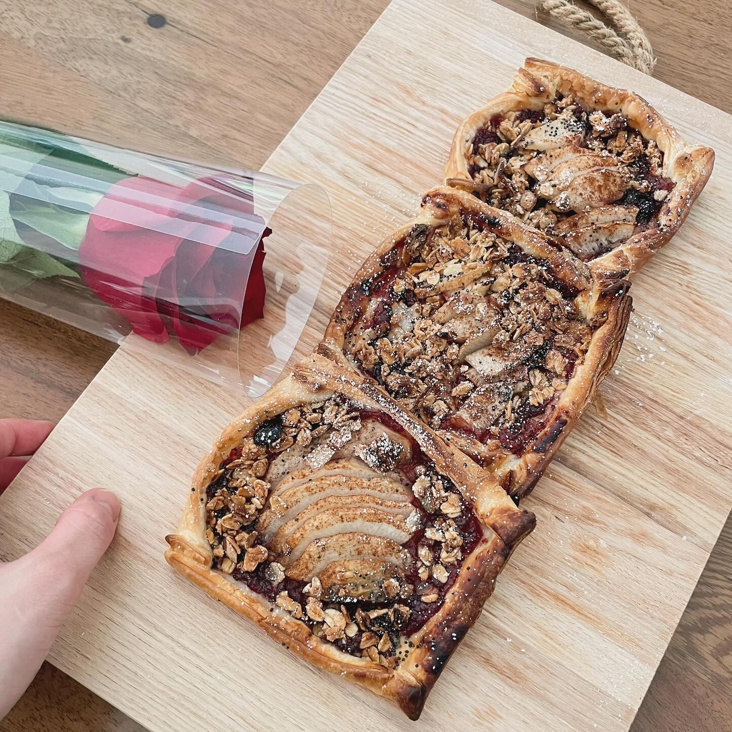 Happy Valentine’s Day ☺️💘🌹🍕🎁🍾🥂

•
•
•
•
#valentines #homemadefood #savouryfood #pizzalover #pastrygram #handmadewithlove #bulgari #redroses #beautifulday #champagnetime #ruinart #celebratelove