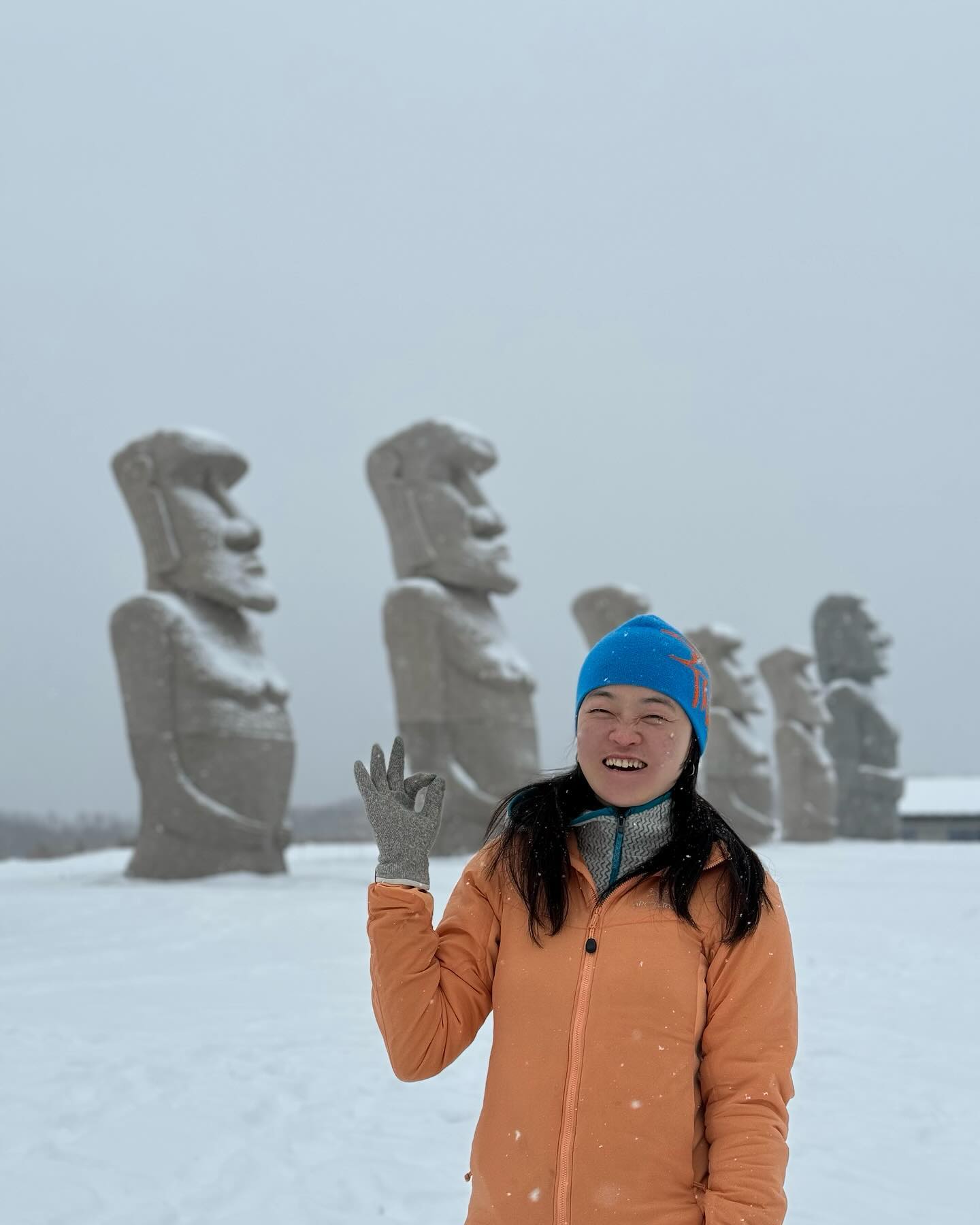 칠레 이스터섬에서 볼 법한 🗿
삿포로에도 있다???!!

삿포로에서 모아이석상 본 사람 나야 나

평소 안도다다오 건축에 관심이 있어서
삿포로에서 물의교회와 부처의언덕은 꼭 가려했어요.

이게 왠일이야? (두대불전보러온건디..?)
커다란 모아이석상이 일렬로 줄지어 서있는 
생소한 풍경을 보고 말았지모에요!

이곳은 마코마나이 타키노레이엔인데 묘지이지만, 
규모가 커서 공원이나 미술관같은 느낌이에요. 
모아이석상과 스톤헨지가 있고 고인을 기리는 듯 해요.

모아이 맞은 편으로 부처의 언덕 두대불전이 있어요.
거대한 불상의 위엄이 대단해서 멍하니 감상만하다
사진 한장은 남겨야지 하며 촬영을;;

삿포로 시내와 거리가 좀 있어서 접근성이 좋지 않지만 
혹시나 마지막 날 일정이 없다면 가보길 추천!
렌트카로 방문하시면 좋지만 대중교통으로도 가능👌🏻

🚃 지하철 난보쿠선 마코마나이 하차 후
🚍버스 108번, 106번 버스로 이동 가능

📍구글 맵 타키노레이엔 모아이상
2 Takino, Minami Ward, Sapporo, 
Hokkaido 005-0862 일본

#미오케이👌🏻 #일본 #삿포로 #여행 #여행에미치다
#안도타다오 #설경 #등산 #하이킹 #hikemore