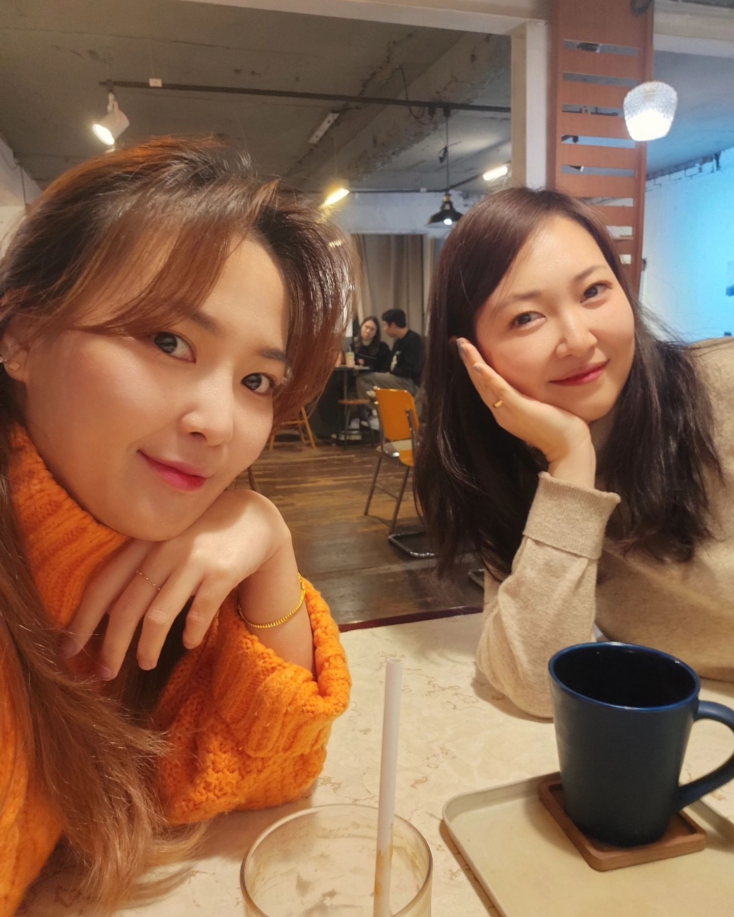 오랜만에 킴지랑 수다타임🥰

지난 연말부터 만나기로 약속했다가
내 스케줄이랑 지은이 컨디션으로
번갈아 한번씩 취소하고 드디어 만났다!!

우연히 동친인거 알고
동네에서 한번 만나서 밥먹고 얘기하며
이제 자주보자! 했던 게 엇그제 같은데
몇년만에 보는거 실화야?🤣🤣🤣

너무 오랜만에 만나서
이런저런 얘기 하다보니
시간이 너무 금방 지나가버렷어🥲

좋은 남자 만나서 연애하는 건 알고 있었는데
결혼을 한다니 너무 축하해!!😍

그치만 한편으로는
또 한명의 솔로가 떠나간다니
살짝 아쉽기도오...🙄

그래도 신혼집이 멀지 않고
인천도 종종 올테니까
가끔 만나서 지금처럼 수다떨고 놀쟈😆

아! 집들이 초대하는거 잊지마🤫😜

다시 한 번 결혼 축하하고
다음 달에 예쁜 모습으로 만나쟈🩷