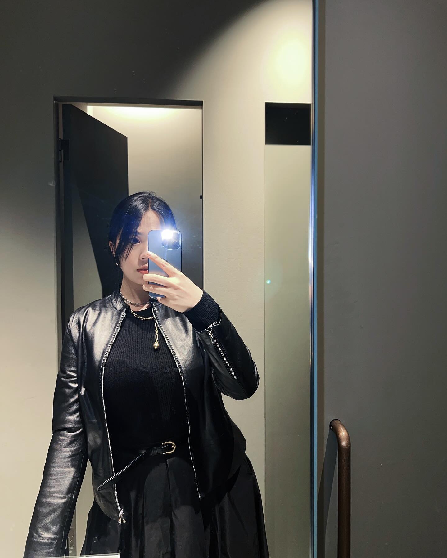 매일 앉아서 전자파만 쬐고 머리만 굴리다가
여행가면 강제 유산소 당하는 사람? Nayana🙋🏻‍♀️
하루에 이만오천보 걸으니 얼굴 부종 쫙 빠져버려., 🏃🏻‍♀️
아직 도쿄여행 사진 많이 남았는데 괜찮쥬?

#도쿄여행 #거울셀카 #얼굴부종#유산소가최고 #이만보걷기 #체력호달달 #여행스타그램 #올블랙룩