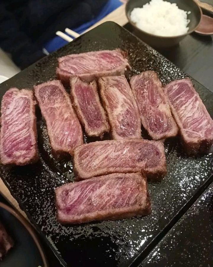 #규카츠정마곡점 
.
발산역근처에  규카츠맛집
 소의 채끝살부위를 60초간 튀겨낸 일본식 요리🤩
일본 현지맛 그대로입니당!
직원분이 화로에  불을 붙여 주십니다. 
양면으로 구워서 소스나 와사비에 곁들여 먹으면 되구요

📌규카츠타마고 텐동정식
규카츠 1인분이랑 간장계란밥인데
이조합 잘어울려용.간장계란밥은  양념이되어 있어 짭쪼름 
규카츠를 살짝 화로에 구워서,와사비 또는 특제소스에찍어 먹으면 특별한 맛입니다!

📌규카츠 점보정식
규카츠양이 두배인  점보사이즈
두사람이 나눠 먹어도 되구요
많이 드시는분은 꼭 점보사이즈로 드셔도 될거같아요😊
밥 반찬은 1인1 주문시 무료 리필 가능. 소고기 채끝살이나 옴총 부드럽고 간이잘되어있어  입안에서 육즙이 확 퍼지네요😍
그냥  먹어도 맛있지만 특제소스나 와사비,희말라야솔트에 곁들여서 먹으면더 맛있답니다‼️

단백질 보충 제대로 한거 같아요❤️
다찌석이랑 테이블5개정도 있고 아주 크지는 않아요.깔끔합니다
신메뉴인 마제타마고 텐동은 못먹어봤는데  다음에 먹어봐야겠네요
.
.
.

#마곡맛집#발산맛집#마곡맛집추천#먹팔#마곡역맛집#마곡핫플#마곡데이트#마곡돈까스#규카츠맛집#먹팔#혼밥#とんかつ#美味しいお店#ランチ#おすすめ#韓国グルメ