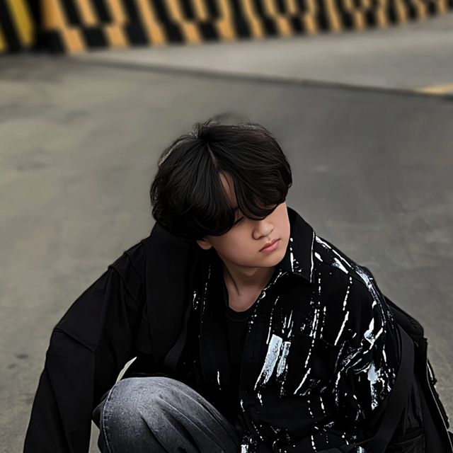 경景 | 스트릿, 캐주얼, 미니멀 on Instagram: "#협찬 이런 봄도 괜찮잖아?

@eterno_sombra_outfit [S-029 2SIZE]

시크, 섹시의 대명사 이테르노솜브라에서 페인팅이 매력적인 'S-029' 셔츠를 제공해주셔서 데님 팬츠와 함께 올블랙으로 스트릿한 코디를연출해주었습니다.

데님 소재에 루즈한 픽감이라 셔츠 형태로 이너로 포인트 주기도 좋고
아우터 형태로도 착용하기 좋은 아이템입니다.

✔️ 전체적으로 핸드페인팅으로 디자인된 높은 퀄리티
✔️ 얇은 데님 소재로 편안하면서 박시한 예쁜 핏감
.
Outer - @lmood_official
Top - @eterno_sombra
Belt - @doffjason
Bottom - @janwol_01
Shoes - @soulesures x @sur8ery
.
.
#락시크룩 #이테르노솜브라 #시크룩 #뉴시크룩 #유니섹스브랜드
@eterno_sombra"