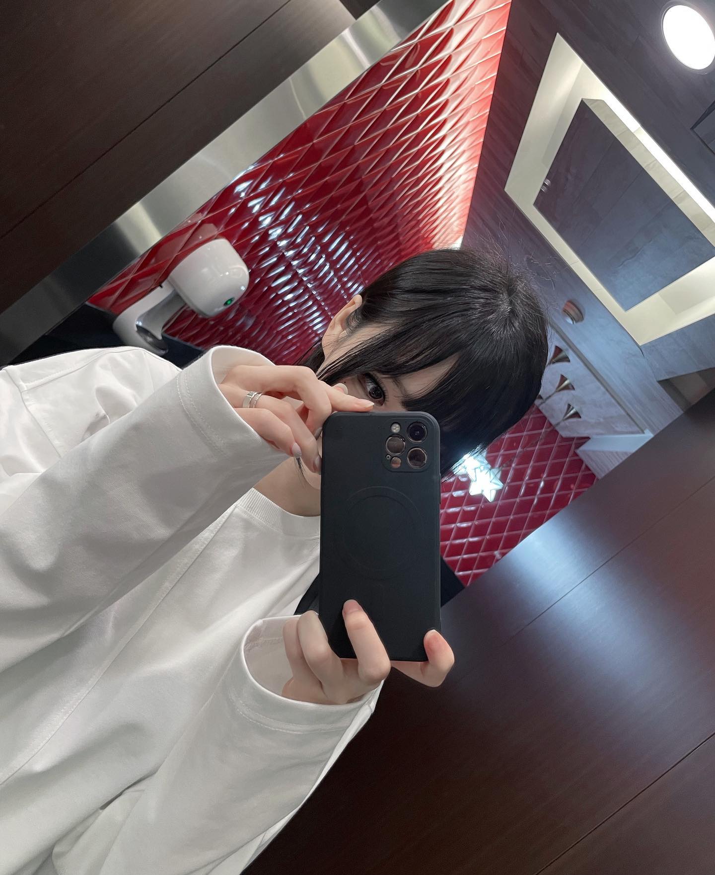 #협찬 
⁵²🥒피셜 질감 제일 좋은 폰케이스
🖤🖤🖤🖤 #dehet

데헷 케이스 2세대 제품 출시해서 
당장 장착 완료⁽̨̡ ¨̮ ⁾̧̢📱

💭 내 아이폰(블랙) 맘에 드는 블랙 케이스 못찾아서 
깔맞춤 못시켜줬는데 이번에 데헷에서 딱 맞는 
무광+고급 재질 입혀줘서 기분이 좋당