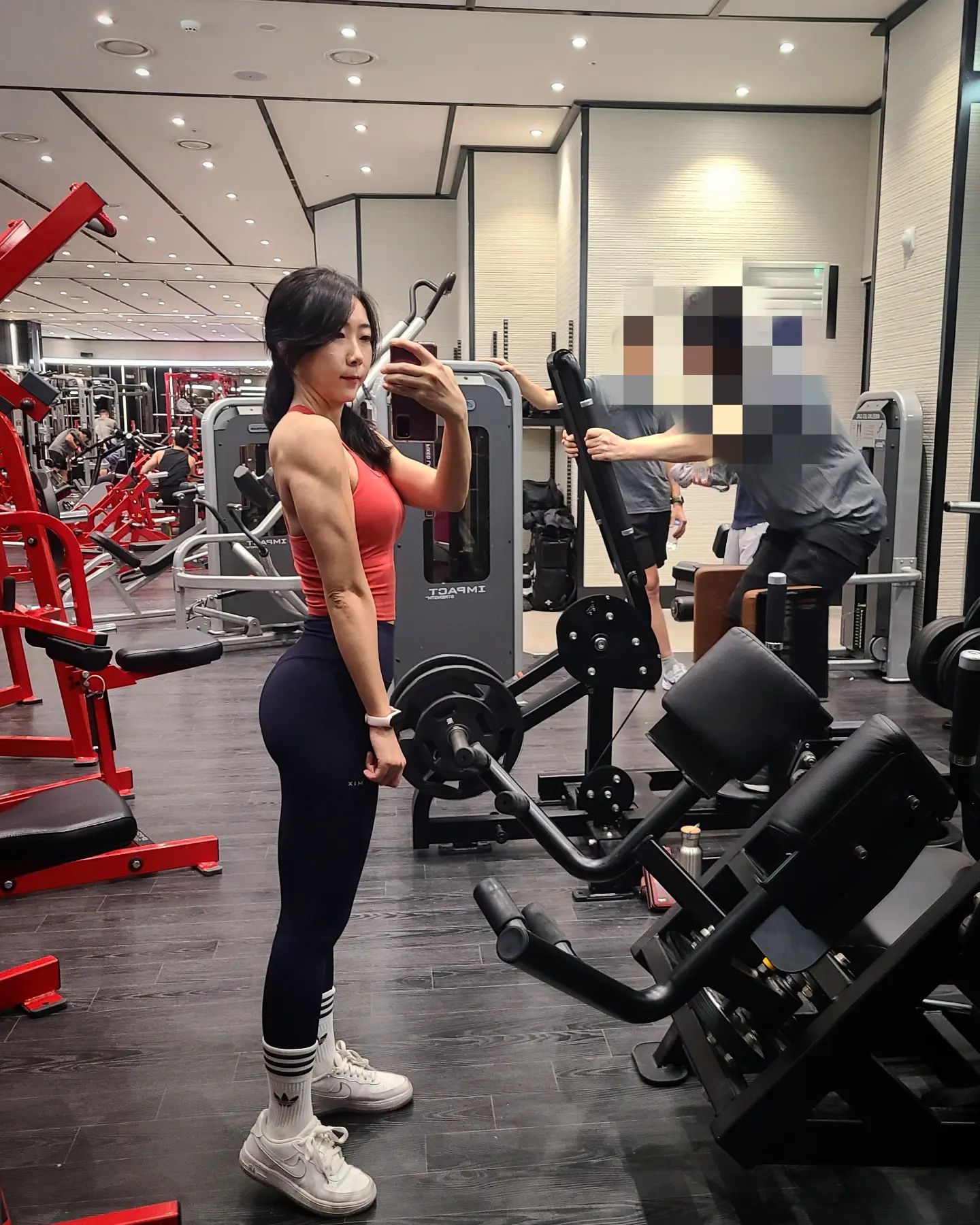 오늘 헬장에 여전사들 많다더니 진짜 여전사 천지였습니다💖

날 풀리니 몸 좋으신분들 다 뛰쳐나오신걸까요
아님 겨우내 농사짓던 몸 짧은 운동복입으니 드러나는걸까요
암튼 감탄에 감탄이 이어지는 하루였습니다

저도 오랜만에 민소매운동복입었더니
기분 엄청 전환되고 좋네요

해머스트렝스 빨강이 사이로 빨강 운동복❤️
운동복 도핑으로 올만에 여유롭게 하체 잘 먹고갑니다
어제 뻠삥한 삼두가 아직 안꺼져서 흐뭇하네요☺️

인님들도 득근득근한 주말 되세요💕