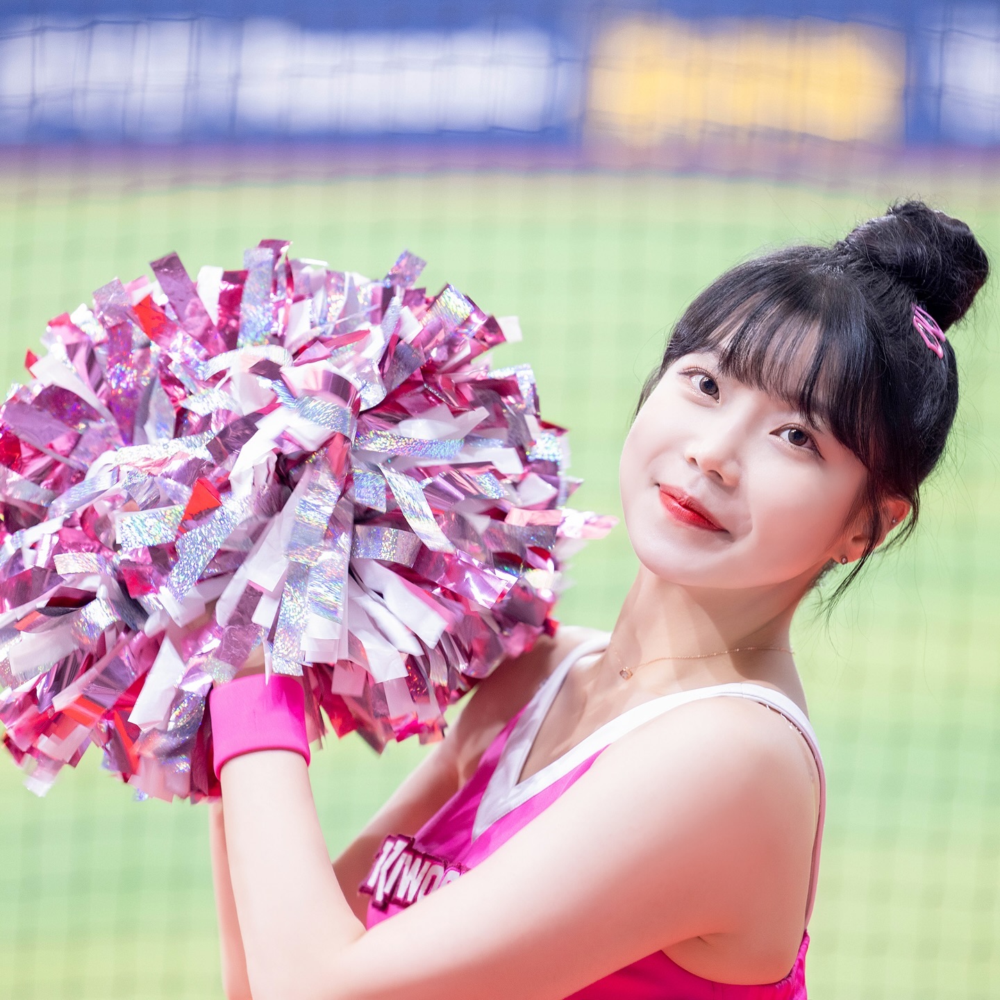 길고도 짧았던 2024 끝⚾️🩷

3년 전 새로 합류 한 막내에서 2024 시즌 처음 맡아보는 팀장까지 정말 특별하고 값진 한 해였습니다.
기쁜 일도, 힘든 일도 있었겠지만 이 한 해 동안 함께 한 모든 순간이 소중한 기억으로 간직될 것 같아요☺️

너무너무 더웠던 이번 여름, 경기의 승패와 상관없이 순위와 상관없이 모두 같은 마음으로 같은 곳을 바라보고 열심히 응원 한 기억 또한 감사히 간직하겠습니다.
이번 시즌은 이렇게 마무리되지만 내년엔 더 높은 곳에서 만날 수 있기를 🙏🏻

항상 변함없이 응원해 주시고 예뻐해 주시는 히어로즈 팬분들 덕분에 응원이 업인 저이지만 오히려 더 큰 응원을 받았다고 생각합니다 너무 감사하고 사랑합니다🩷

2024 히어로즈 이제 안녕✋🏻