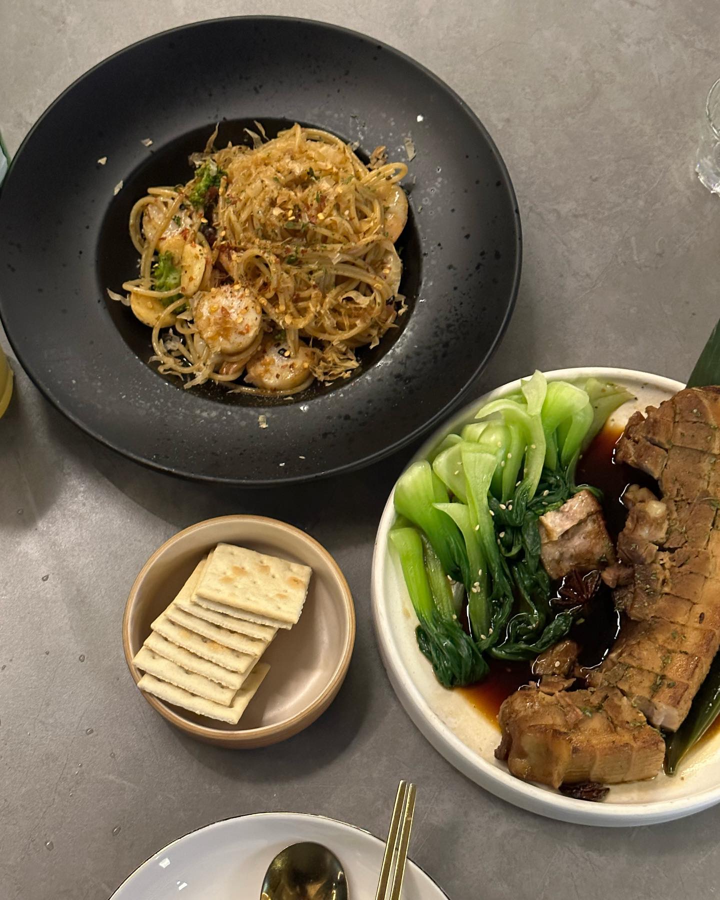 슈바이학센 맛집 천안핫플술집 “자주” #협찬
➿
천안불당동에 위치한 무국적 안주맛집✨
슈바이학센을 파는 술집으로 유명하고 다양한 안주를 판매
➿
⏰영업시간 18:00 ~ 02:00
라스트오더 01:00
➿
📍위치
충남 천안시 서북구 불당31길 12 101호
➿
ꯁ자세한 사항은 프로필 링크로 확인해주세요ꯁ