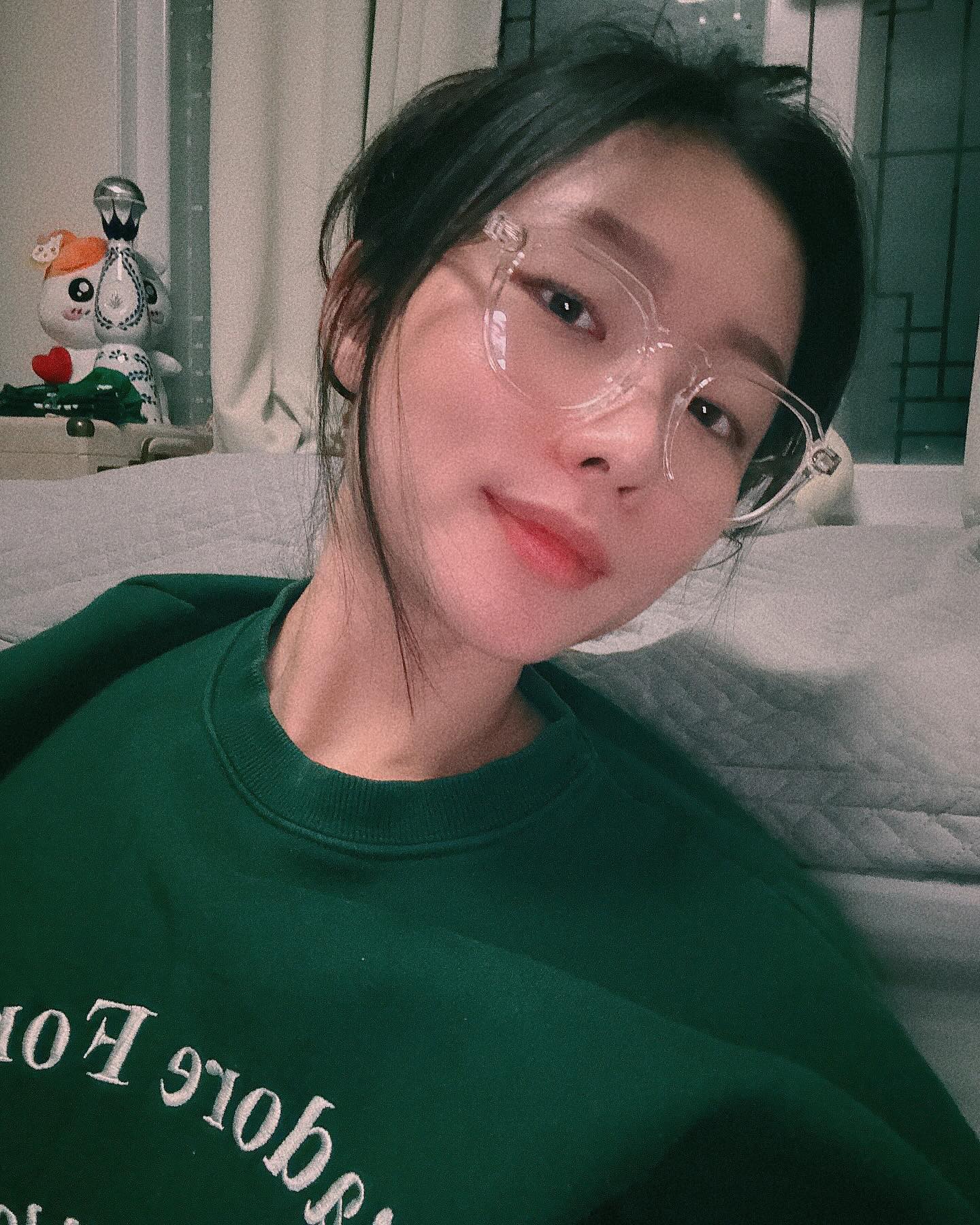 .
요즘 눈에 뵈는게 없다이야
대충 흐리게 보고 사는게 더 괜찮으려나 ?
새 안경 할 때 한-참 지나긴 했다 🤓

대체 내 변색안경은 어디로 사라졌냐..
(비싼건디용 🥲)