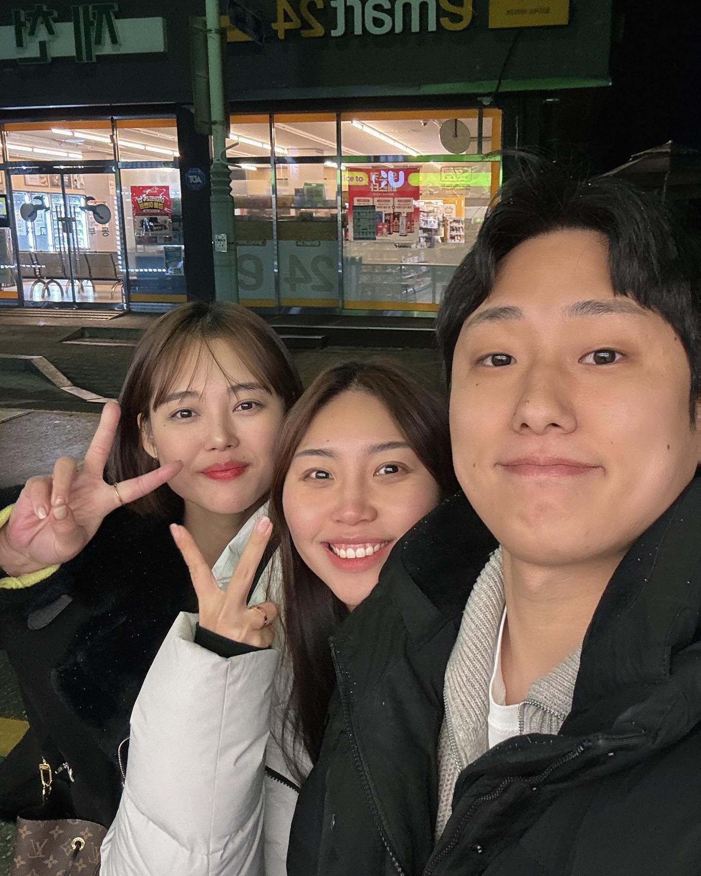 새신랑하고 새신부하고 새벽 3시 귀가,
함께 맞이하는 화이트 크리스마스👻
즐거워따 사진에서 술냄새 나는 거 같네,
사진만봐도 나 왜케 신난지 느껴지뉍 ?ㅋㅋㅋㅋ
잘가 2023년🤭