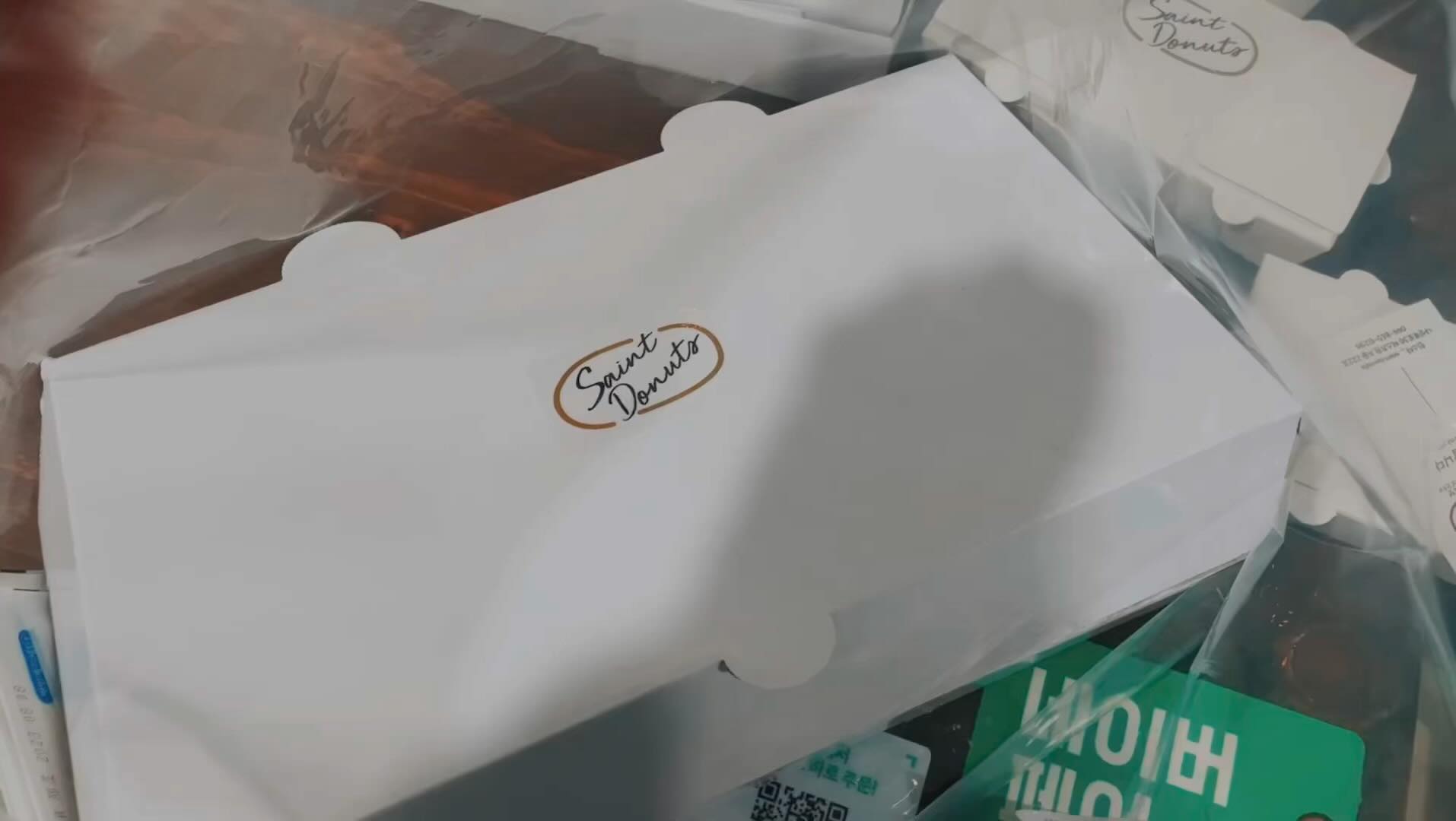 🏷 앙금 가득한 매력적인 도넛, 앞으로 세종도넛은 #세인트도넛 🍩🍩

📍 세종특별자치시 나성북로 30 (나성동, 퍼스트원) A동 222호
📍매일 10시 30분~20시 (매일 150개 한정 수량, 소진시 영업종료)

회사근처에 도넛집이 생겼다고 해서 방문해봤어요.
타원형의 생도넛이 동글동글 너무 귀엽고
맛도 다양해서 골라먹는 재미가 있더라구요.
저는 ★재방문★인지라 10개 박스를 구입했는데 선물용으로 딱 좋아요.
따끈하게 나온 도넛을 먹으니까 진짜 너무 맛있더라구요 ㅠㅠ 진짜 고급진맛..
달콤한 앙금과 도넛이 어우러져서 커피랑 먹으니까 극락이었습니다...
사장님이 너~~~~무 친절하셔서 기억에 남아요.
세종에서 찐도넛맛집 찾으신다면 꼭 방문해보세요.

#세종맛집 #세종도넛 #세종디저트 #도넛 #생도넛맛집 #세종선물 #협찬 #리뷰노트