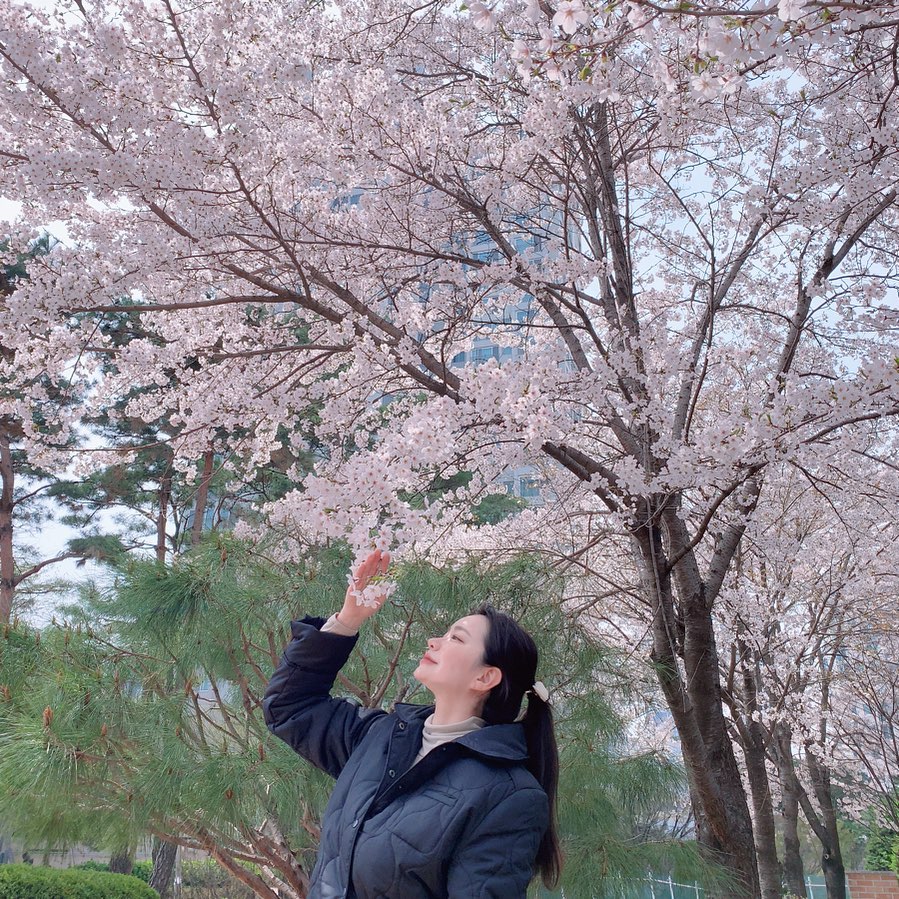 🌸

아파드 단지에도 온 봄!

100장중에 한장 건져야 하는디
애기랑 항시 함께하는 나는 10장도 못찍음ㅎㅎ
그래도 이제 애기 좀 컸다고
사진 찍을 여유가 생겼네ㅎㅎ

울 아기와 두번째 봄

#벚꽃만개