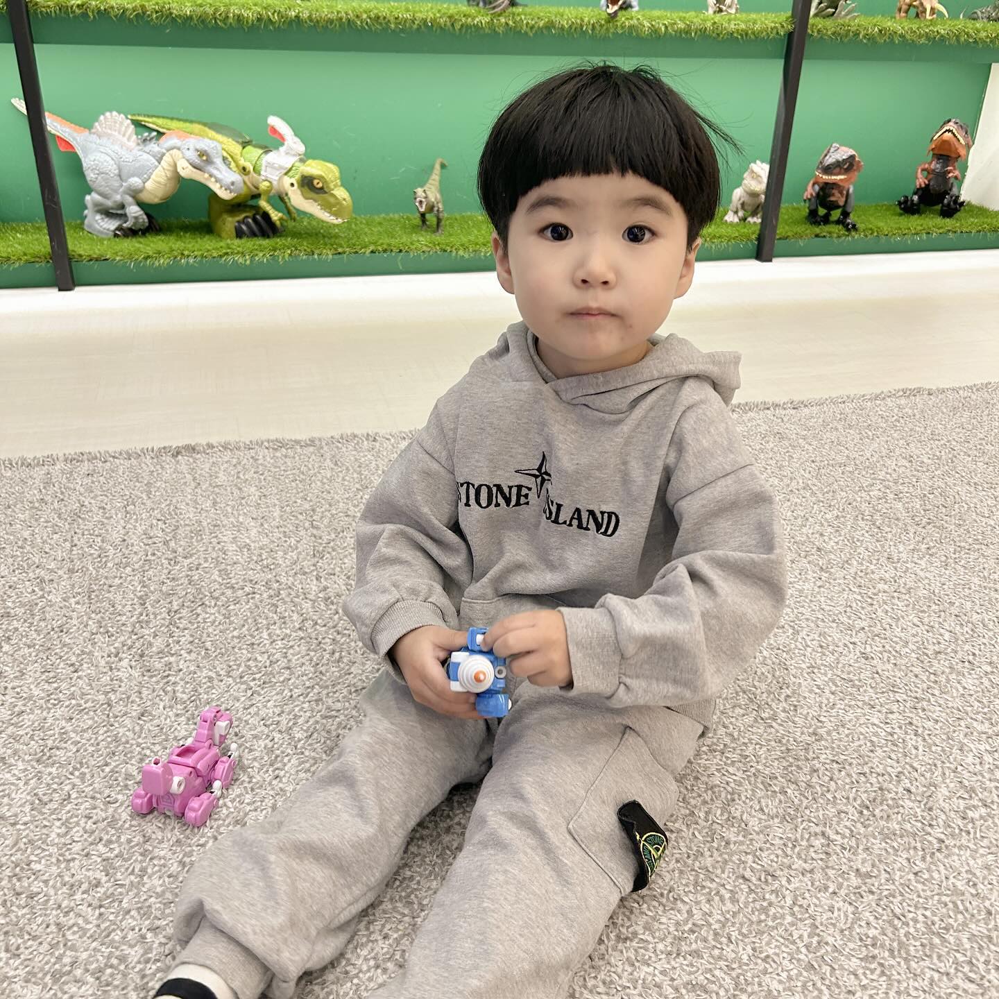 밀린 피드 올리기 ♥

몇일전 키카가서 찍은 사진😆
변하지않는 너의 취향
고고다이노 슈퍼윙스 또봇 헬로카봇

공룡보단 율빈이는 빠방이가 최고인듯하다
애기때부터 공룡보단 빠방이를 좋아했던 너 🤎