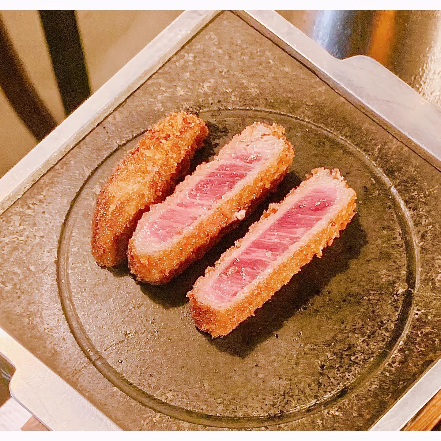#협찬 #후라토식당서면점
영롱한 비주얼에 부드럽기까지 한 #규카츠 🥩
채끝 부위라 육즙은 이미 한도 초과이고
화로에 직접 구워 먹는 재미까지 있어요😎🫰🏻
고급스러우면서도 특유의 아늑함이 느껴지는 매장은
도쿄 작은 식당에 와 있는 듯한 느낌까지 든다는🧡
청량한 소다맛 라무네 사이다도 무조건 필수 주문 메뉴!!

📍 부산 부산진구 서면로 65-4 지상 1층
☎️ 051-997-2046

#서면맛집 #서면데이트 #서면일식
#서면역규카츠 #서면맛집추천
#서면역데이트추천 #서면역맛집