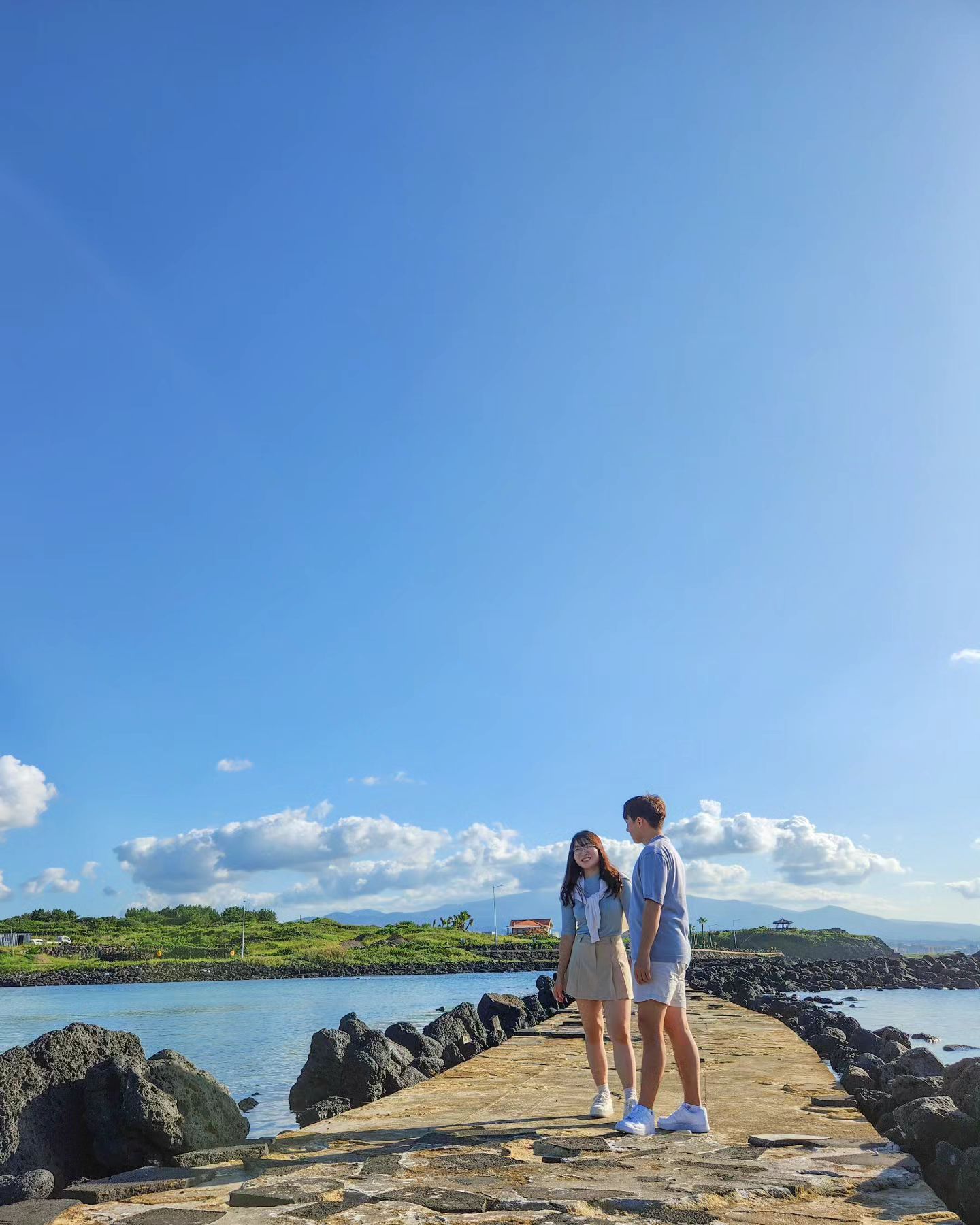 카페에서 나와서 숙소로 가는 길에 잠깐 내려서 산책, 해안도로로 가고싶어 선택한 길이었는데 대성공이었다! 길 바로 옆에 주차장도 있고, 아주 짧은 산책로이긴 했지만 예쁘게 잘되어있었다. 합격! 그리고 제주도 바다에 살고있는 '게'들이 신기했던 우리...🦀🏖
(+날씨도 너무너무너무 좋았다...! 첫번째 사진은 심지어 채도를 낮췄다...ㅋㅋ)